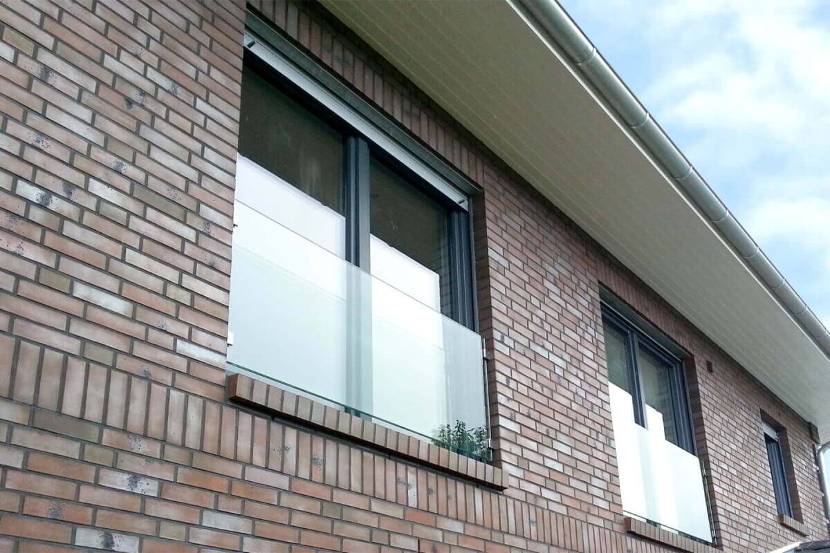 Fensterbrüstung mit Glashaltern