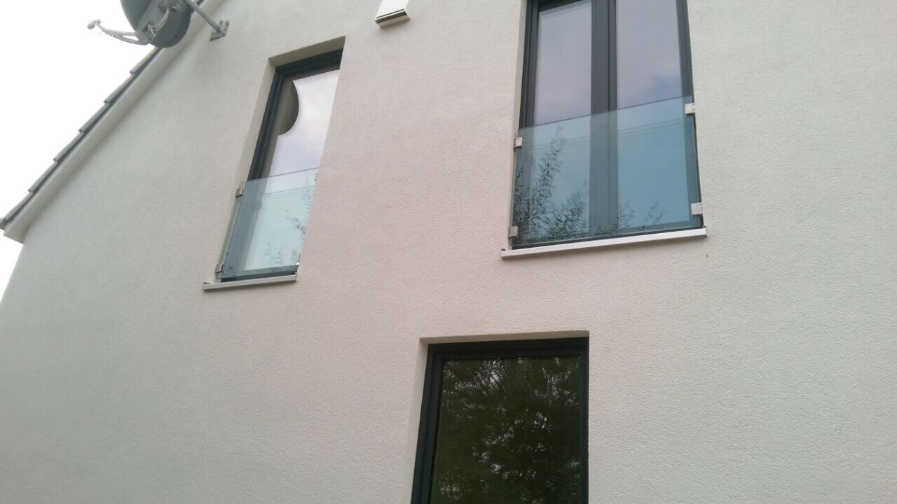 Fensterbrüstung mit Glashaltern