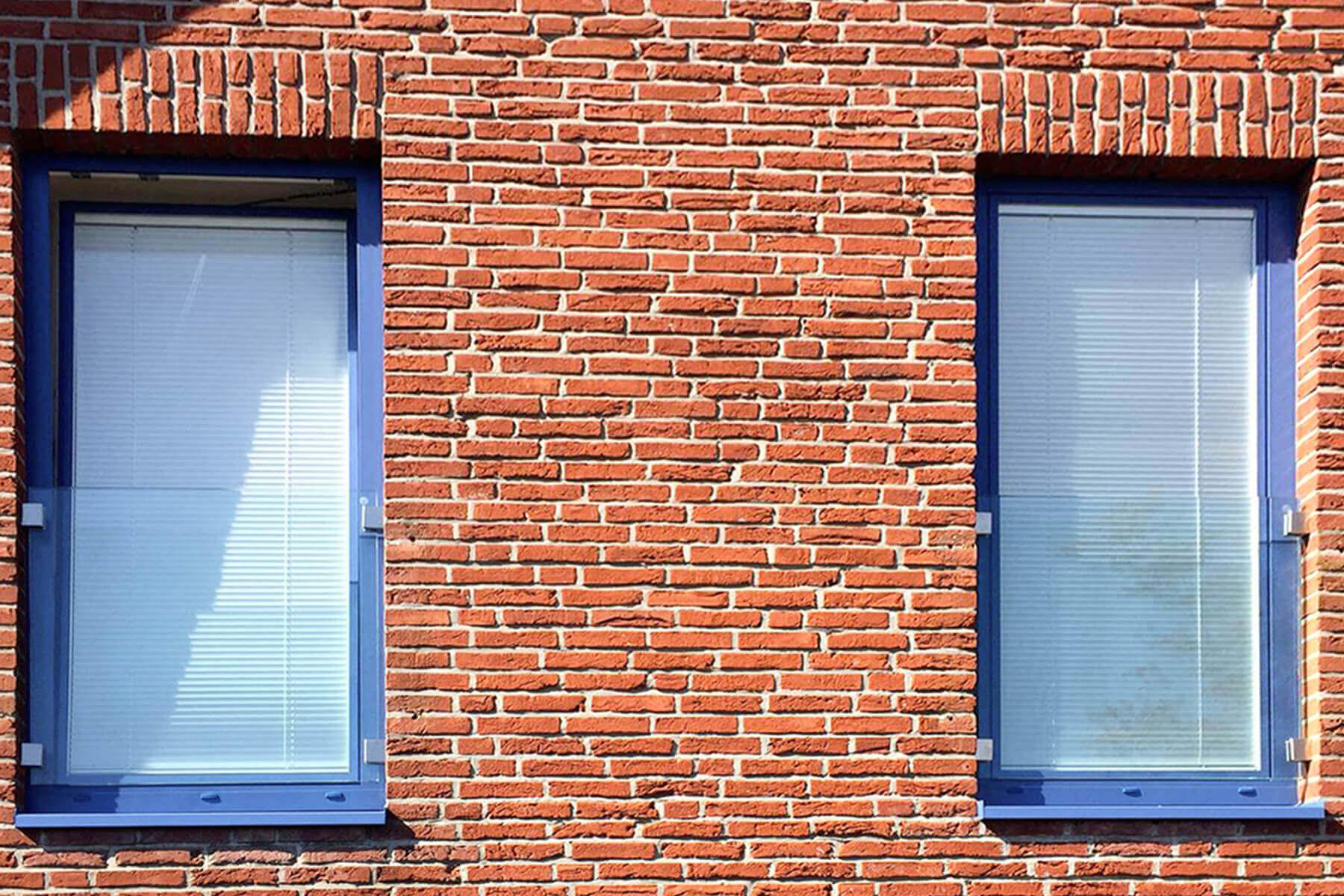 Fensterbrüstung mit Glashaltern