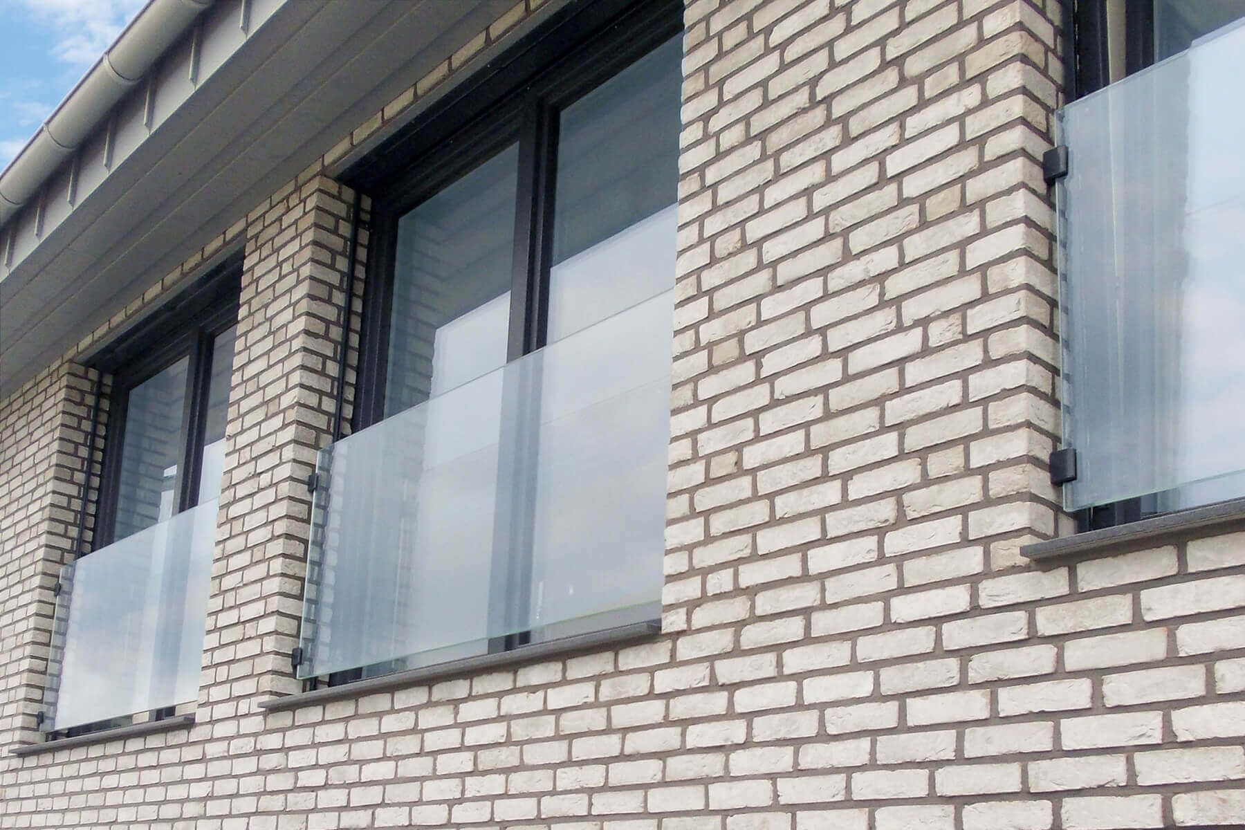 Fensterbrüstung mit Glashaltern