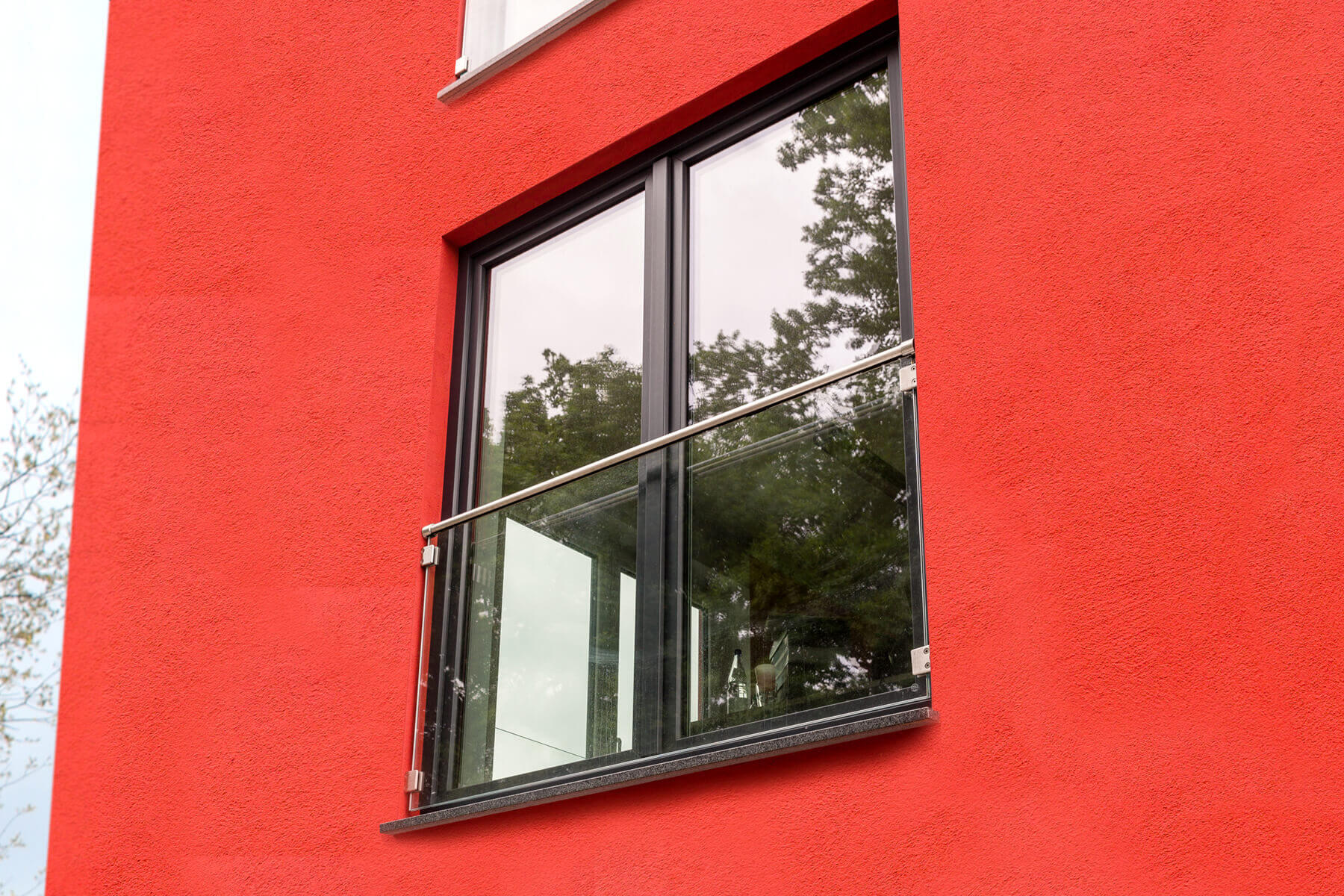Fensterbrüstung mit Glashaltern