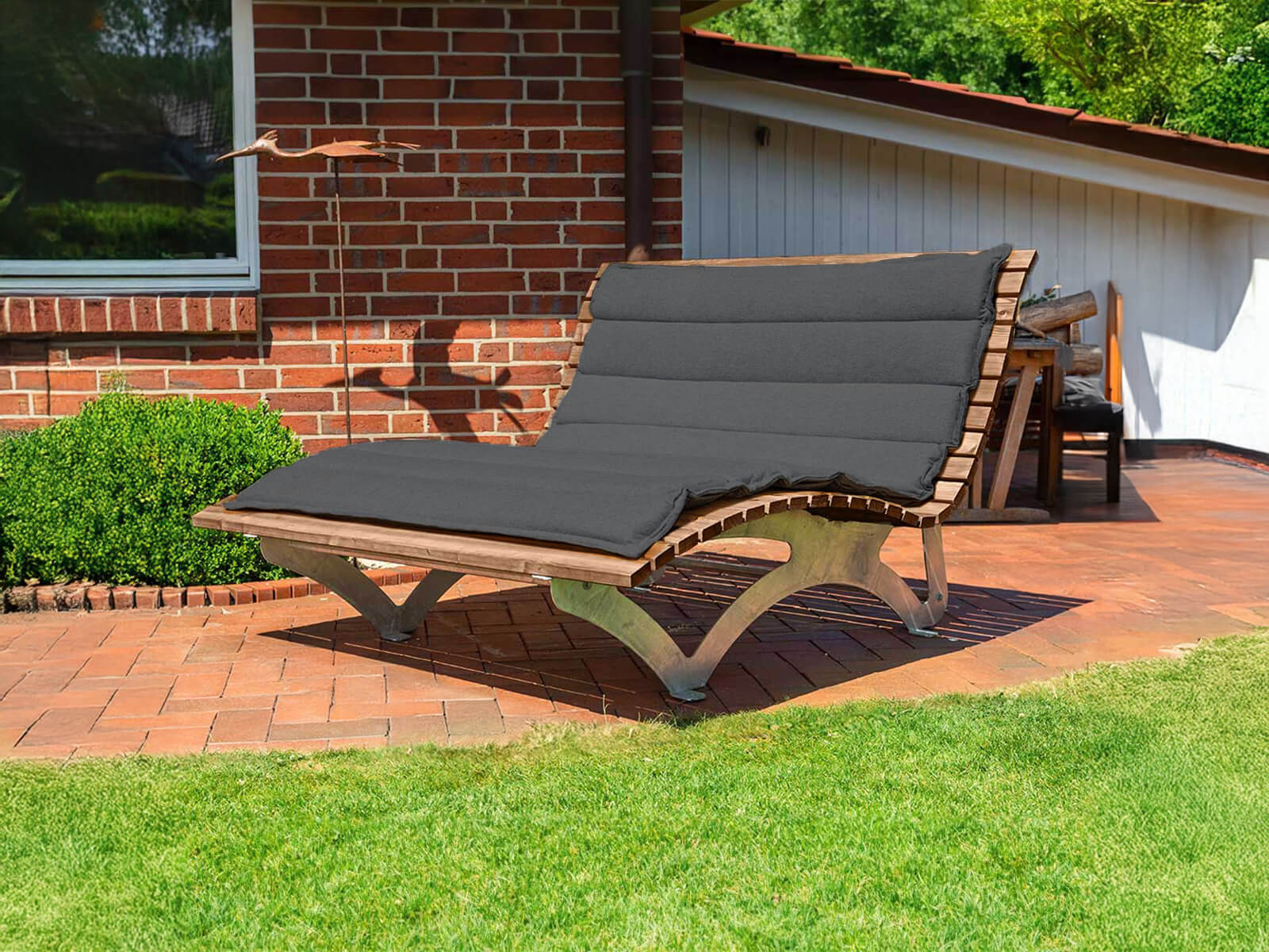 VIDA VENTI Gartenliege mit dunkelgrauer Polsterauflage