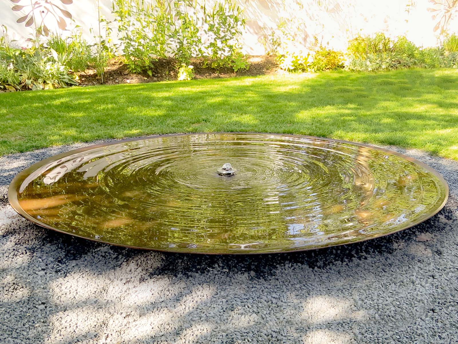 Wasserschalenbrunnen ohne Überlauf aus Cortenstahl im Garten