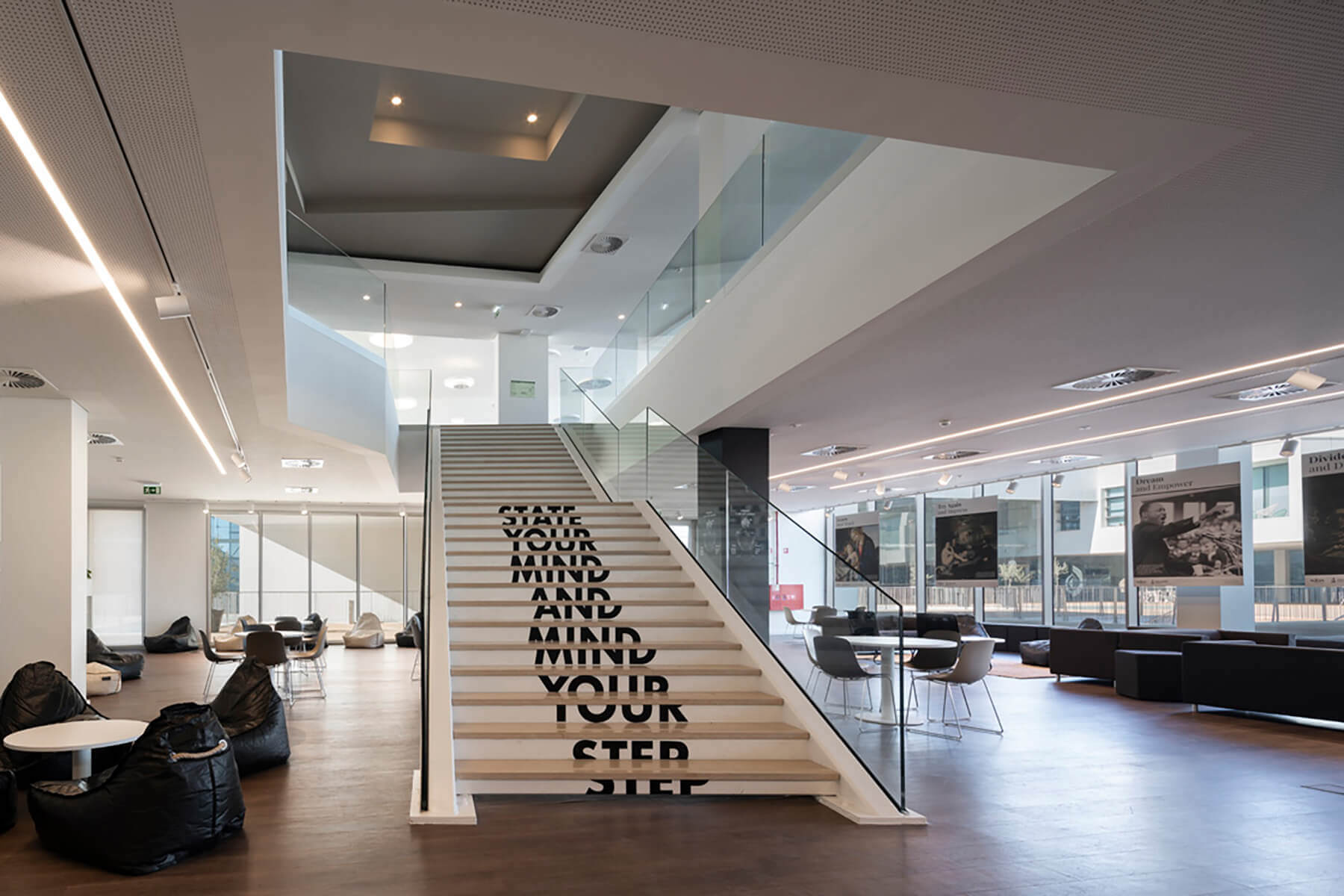 Edle Glasbrüstung ANTE zur aufgesetzten Montage mit variabler Abdeckung