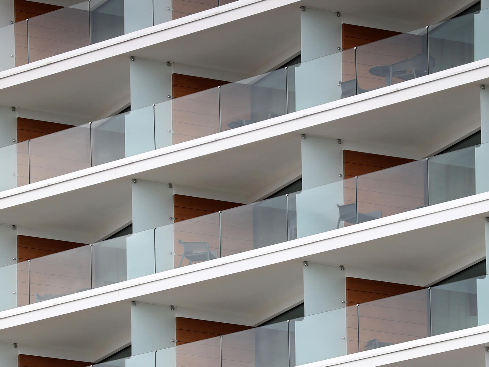 Hotelanlage mit Glasgeländer ANTE als Absturzsicherung für Balkon & Dachterrasse