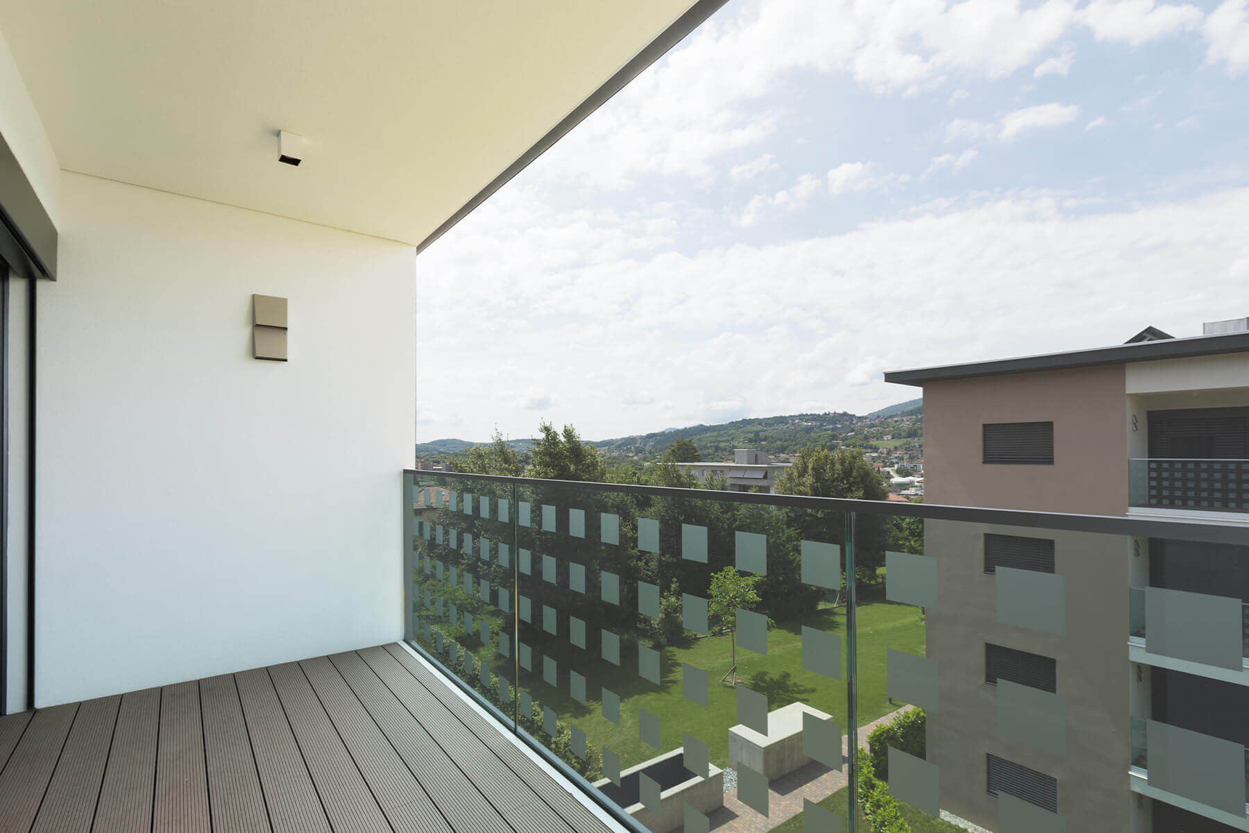 Glasbrüstung mit einklippbarer Blende kaschiert Profile und Baukörper