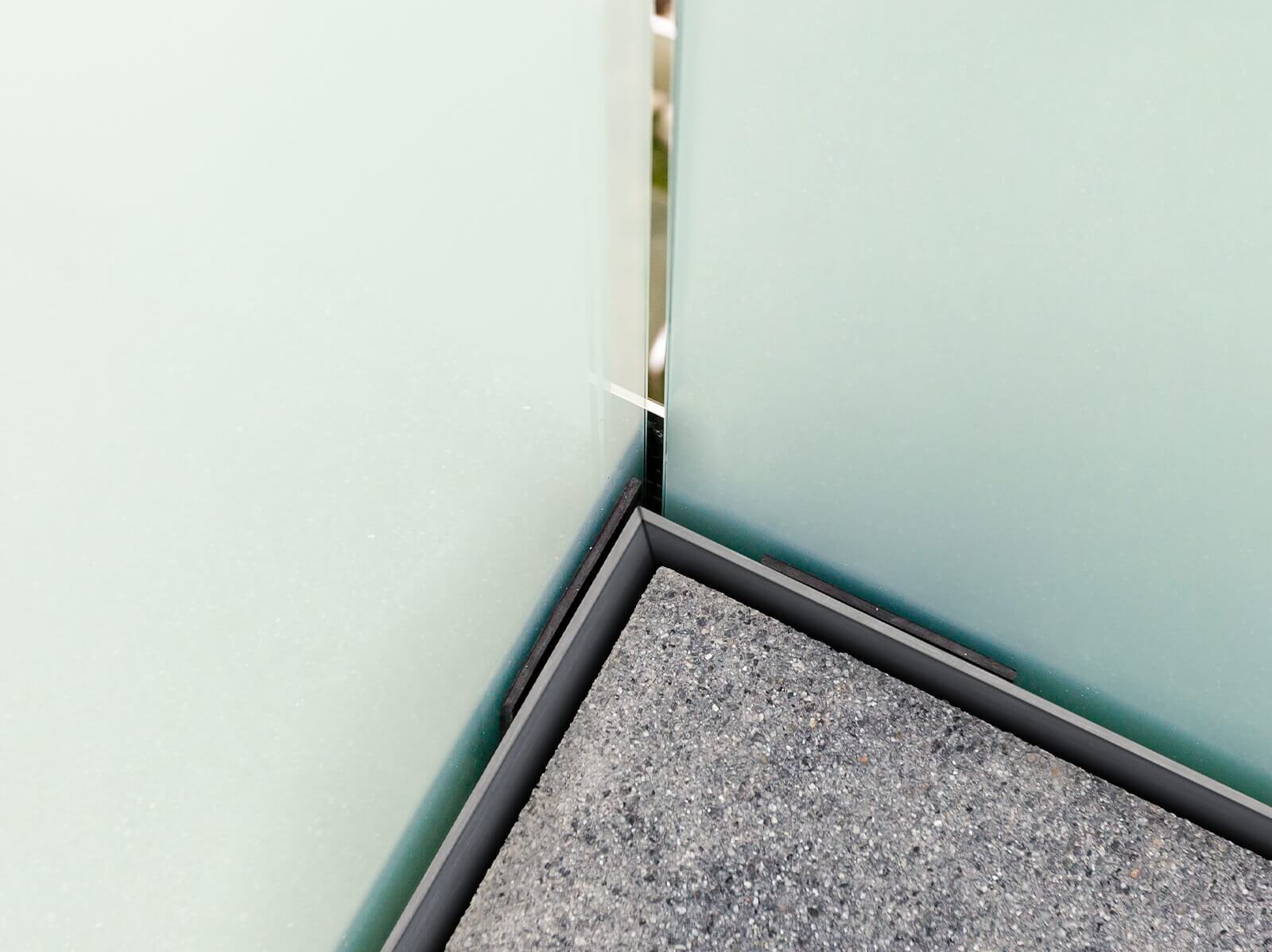 Wählbare Montageart Glasbrüstung BALDOSA