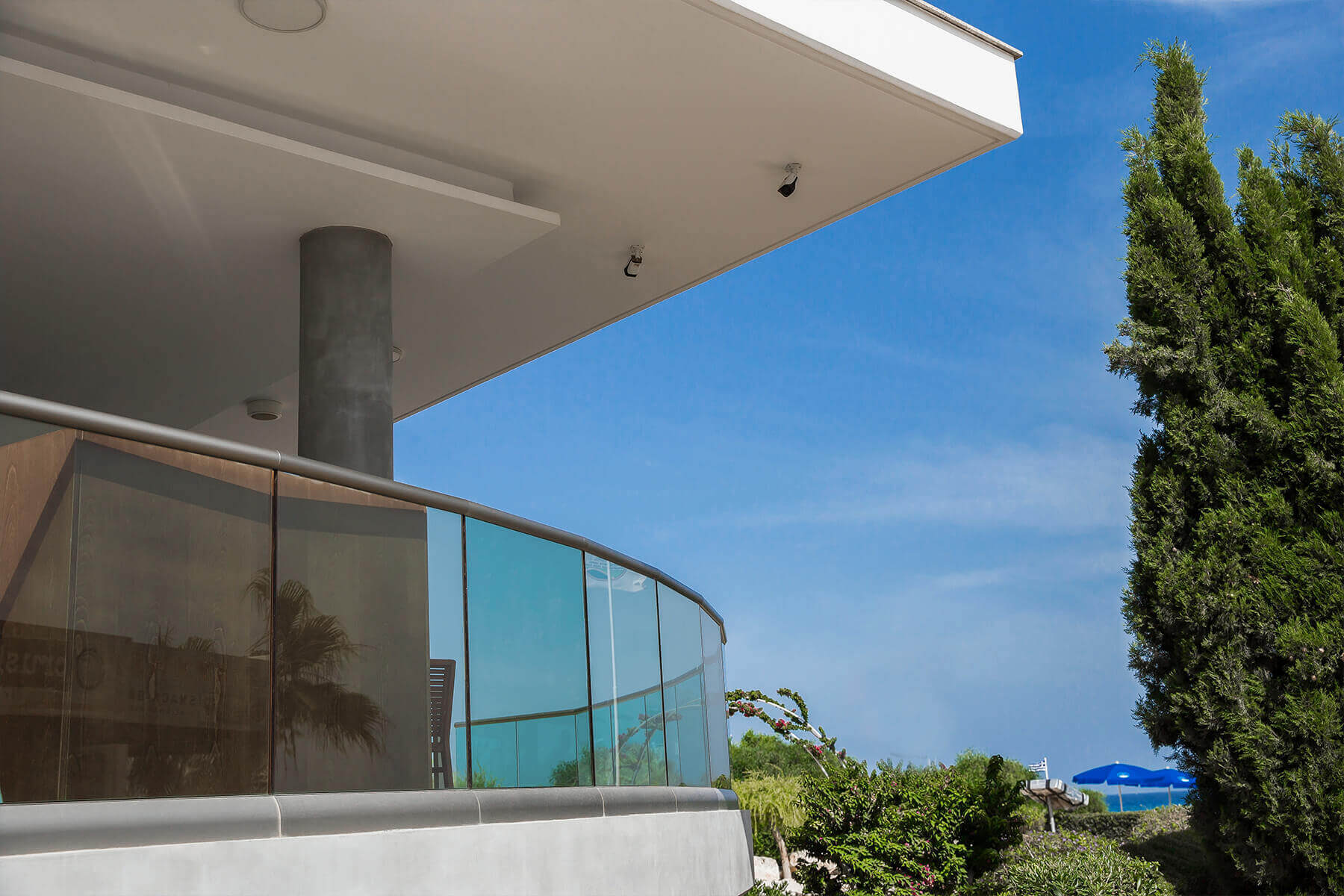 Glasbrüstung mit AbP - hohe Qualität & Sicherheit, ideal für öffentliche Plätze