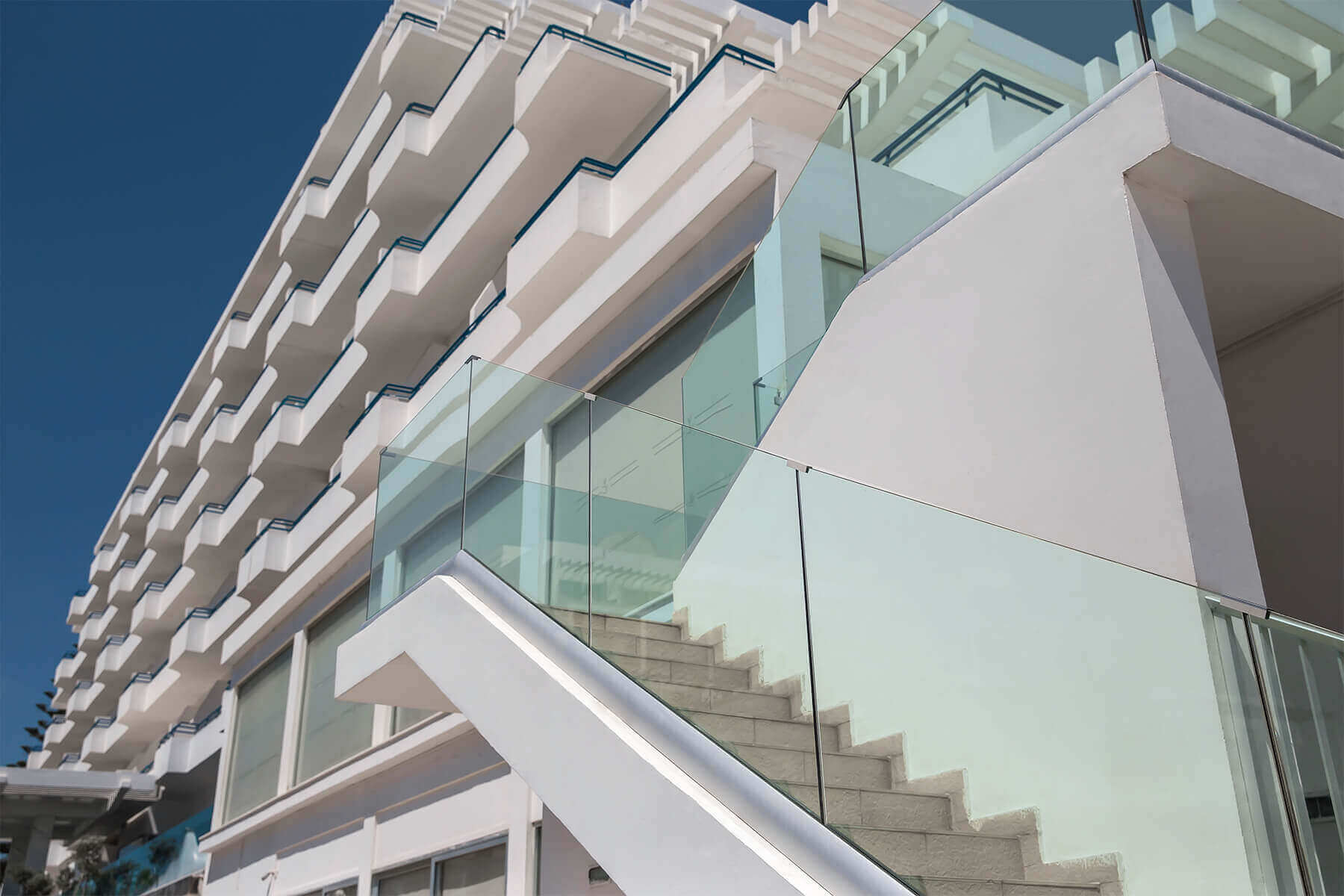 Reling aus Glas CLIP durchgehend geklemmtes Glas zur bündig aufgesetzten Montage