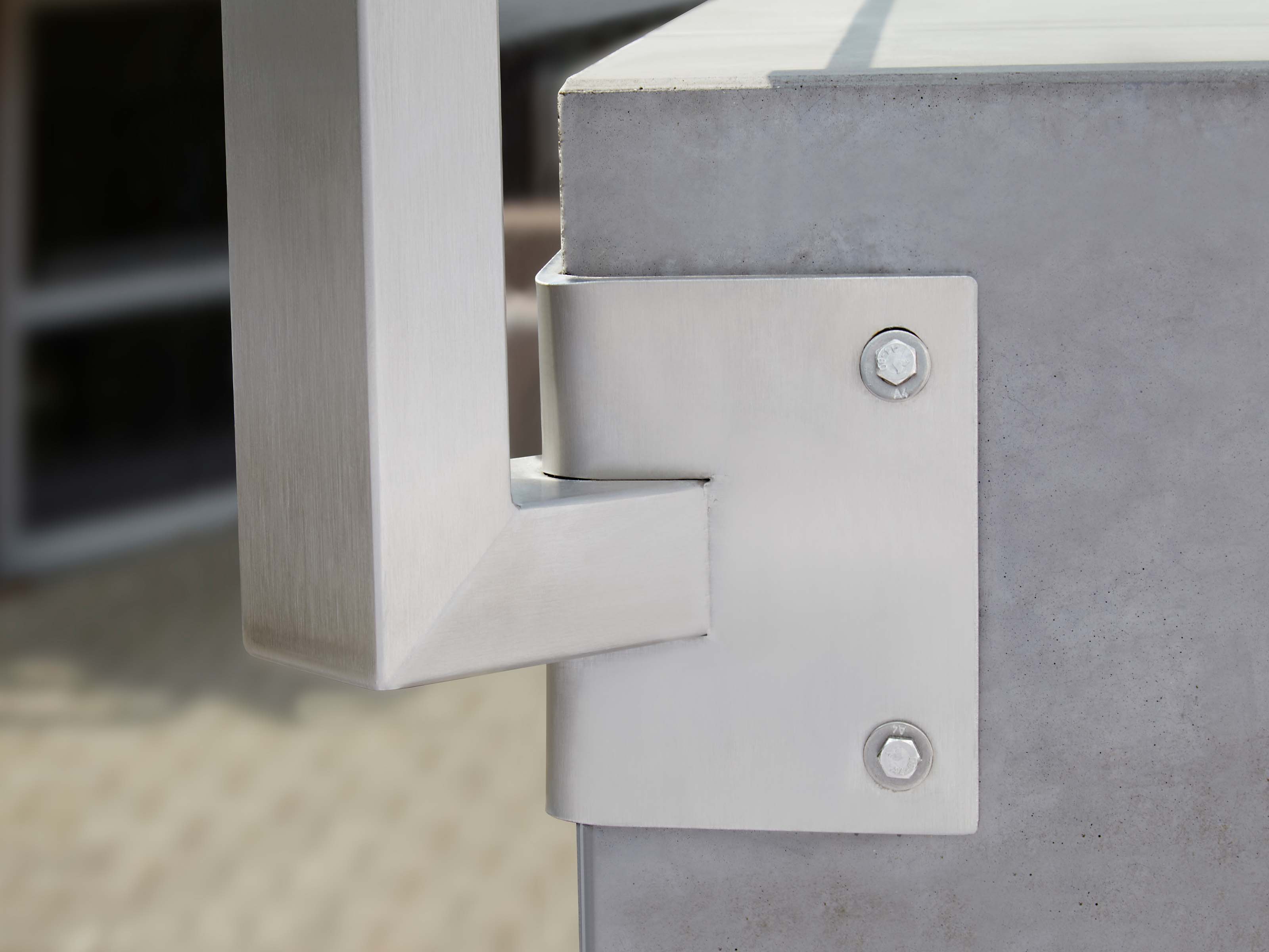 Eckbefestigung des Edelstahlpfostens für Geländer DENSARO, vorgesetzter Montage