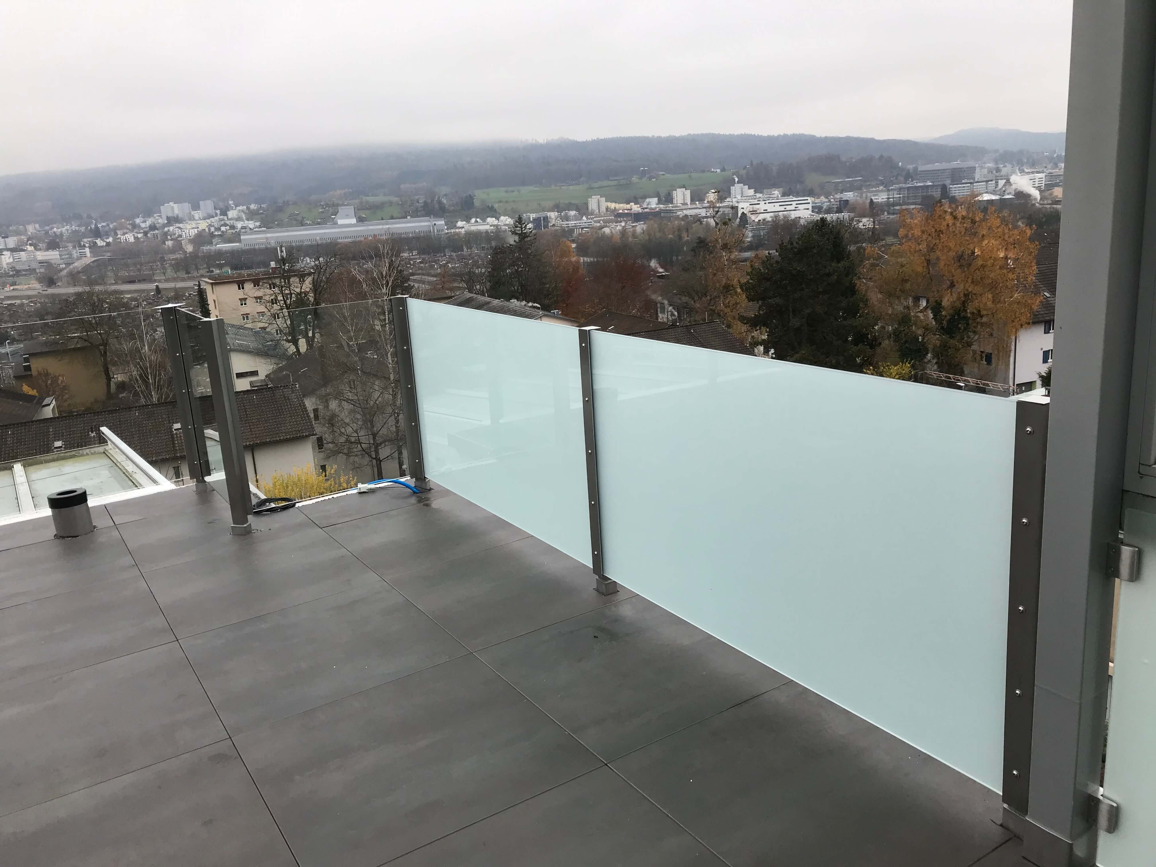 Glasgeländer mit eckigen Edelstahlpfosten