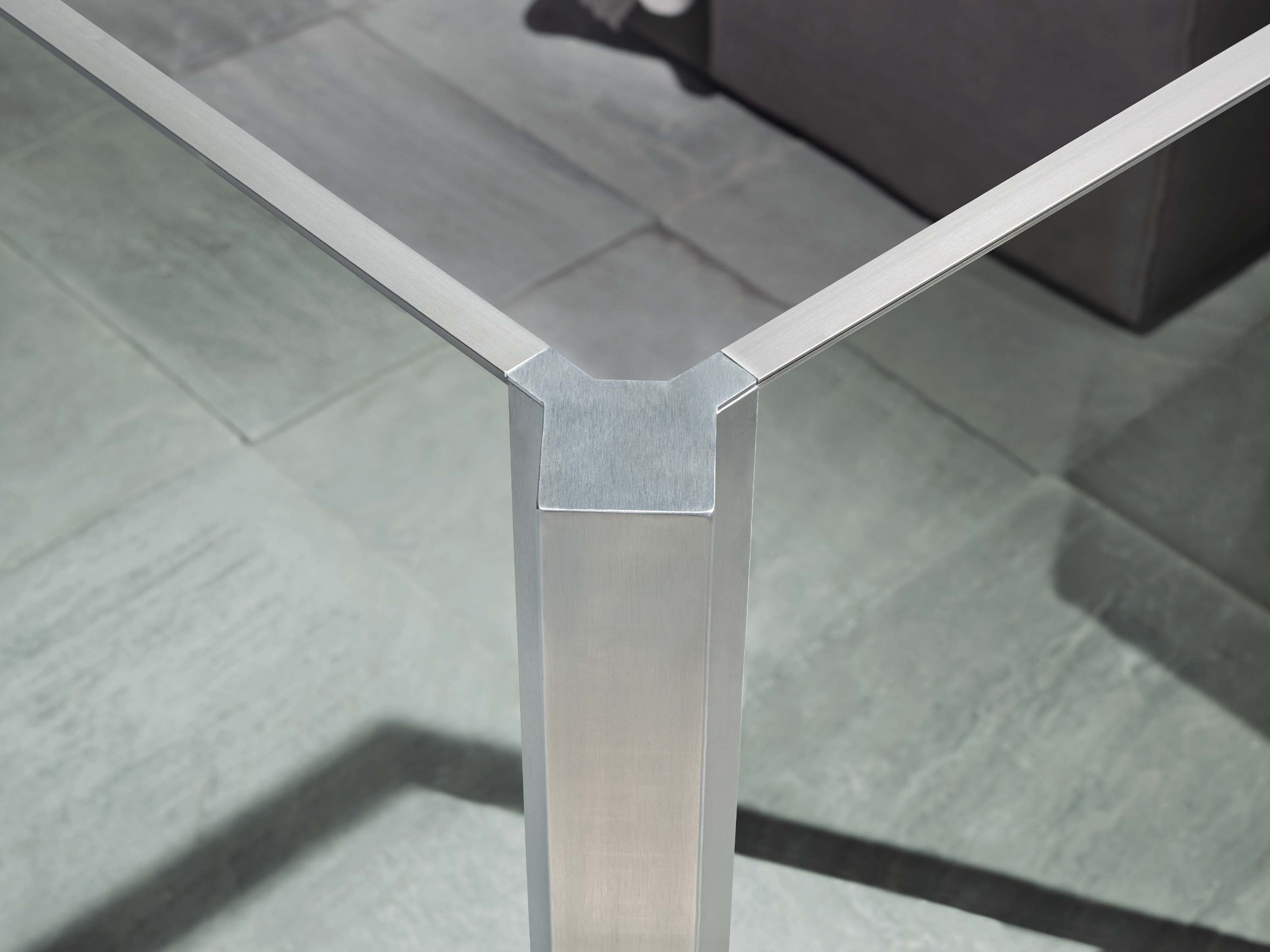 Handlauf und Pfostensystem des Geländers DENSARO aus Edelstahl