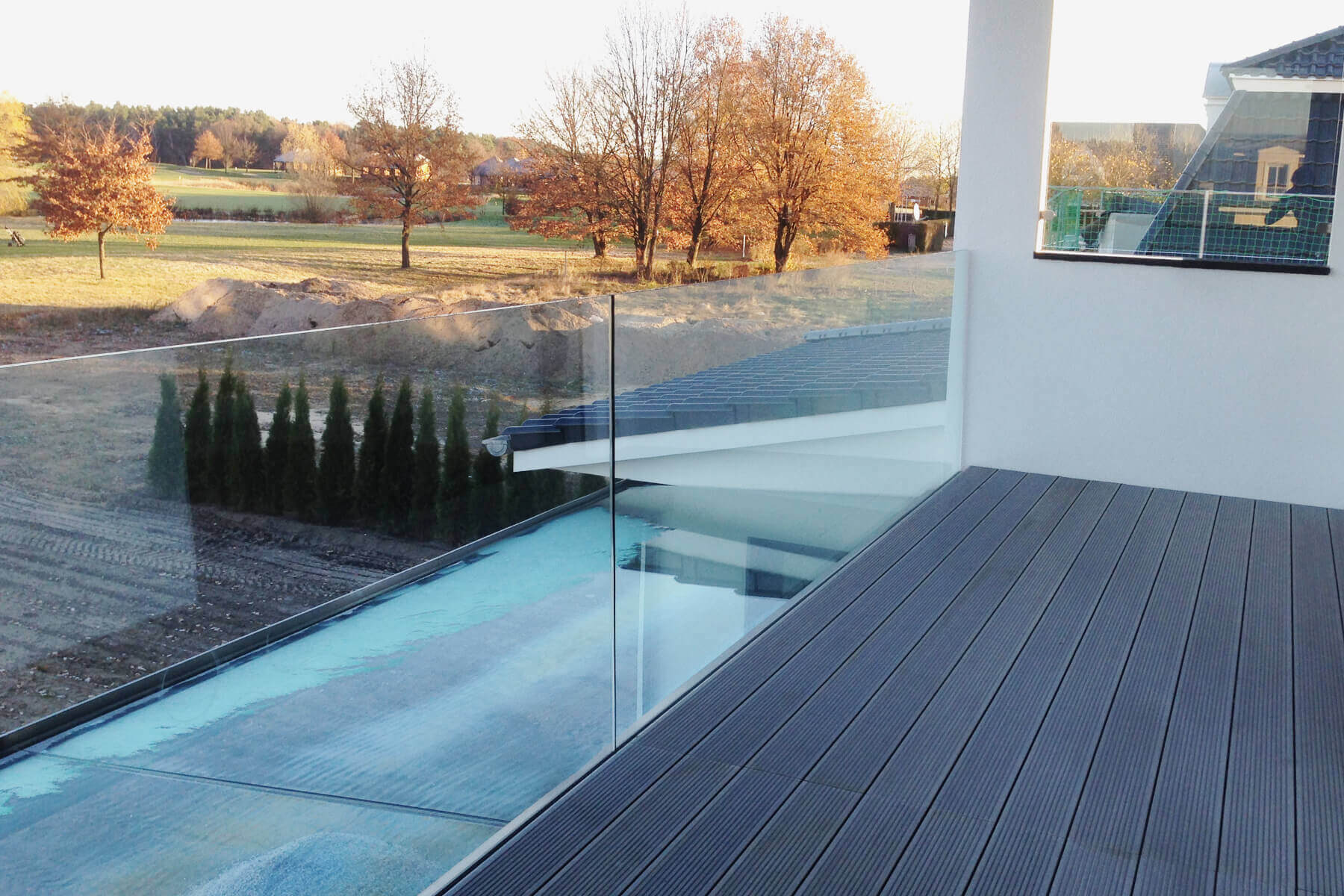 Aufgesetzte Glasbrüstung als Absturzsicherung für Treppen, modern & stilvoll