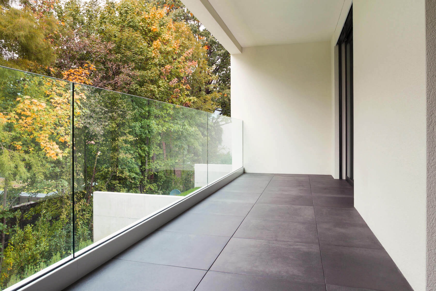 Hochwertiges Geländer FORMAL Klarglas, platzsparende Montage & filigrane Optik