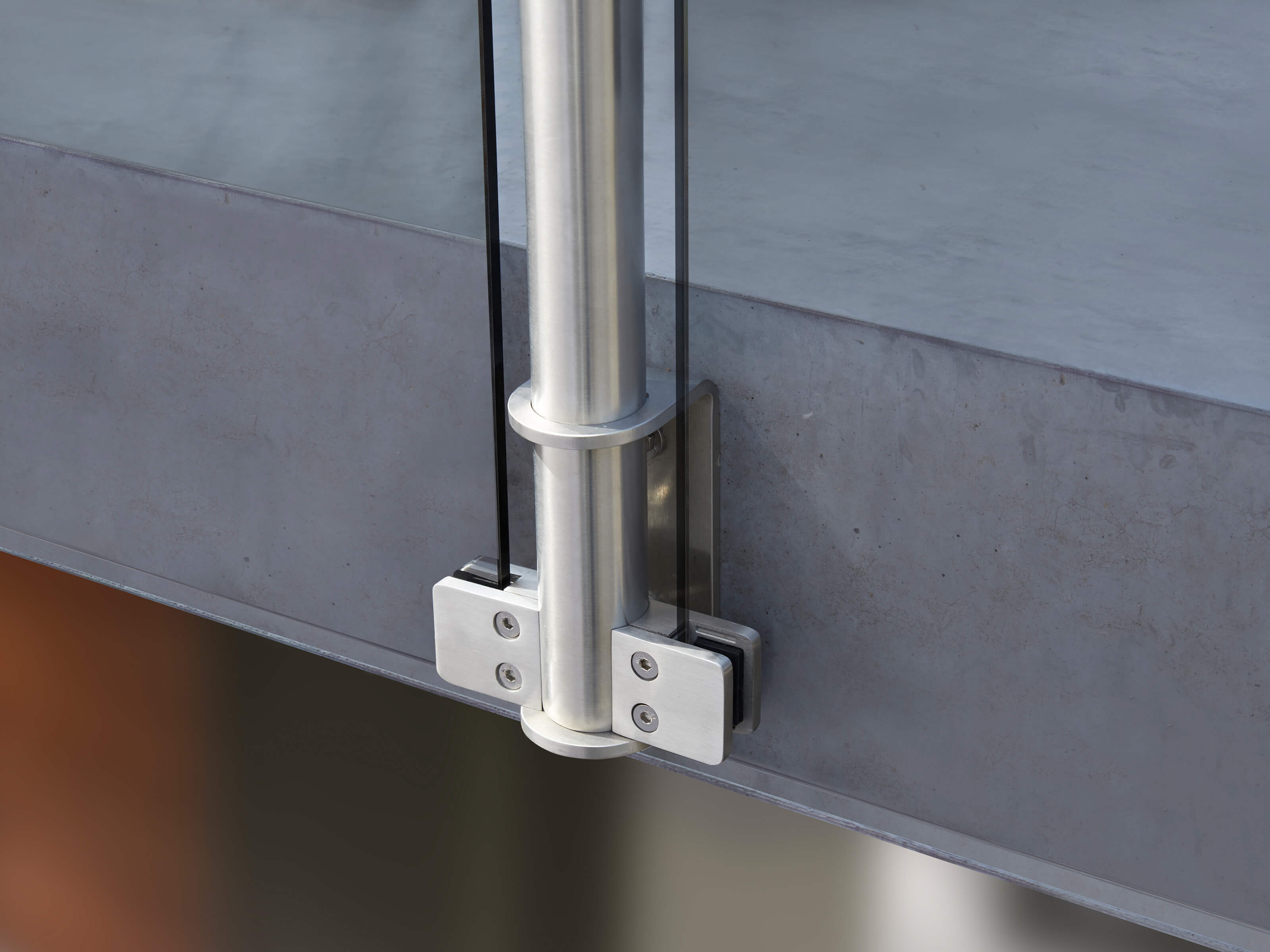 Befestigung des Pfostens am Baukörper bei GARDO mit oder ohne Kaschierung