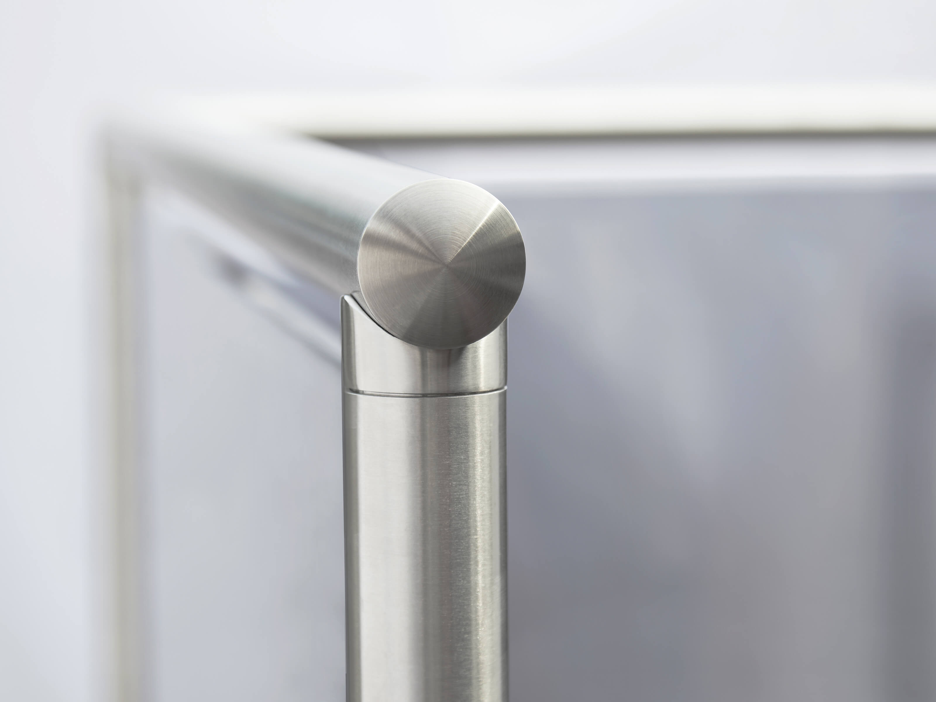 Handlauf und Pfostensystem des Geländers GARDO aus Edelstahl