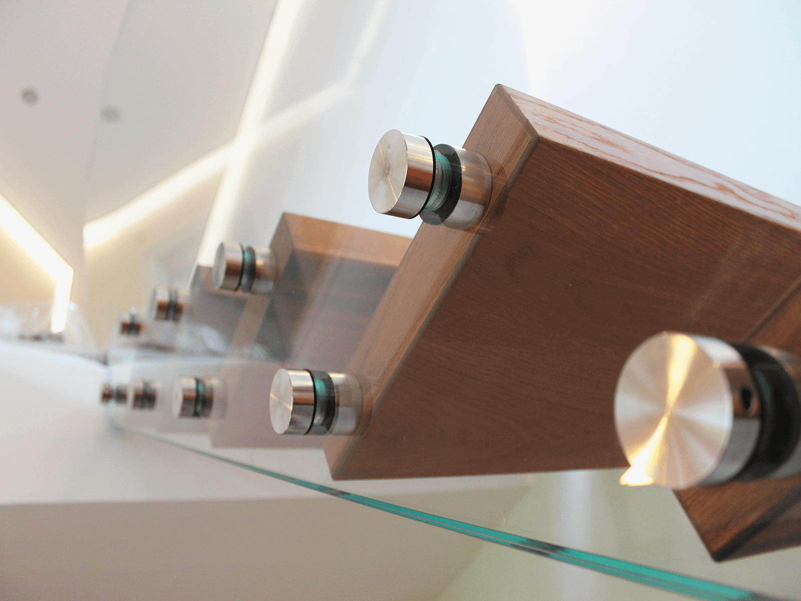 Glasgeländer Solo mit stirnseitiger Montage durch Edelstahl Punkthaltern