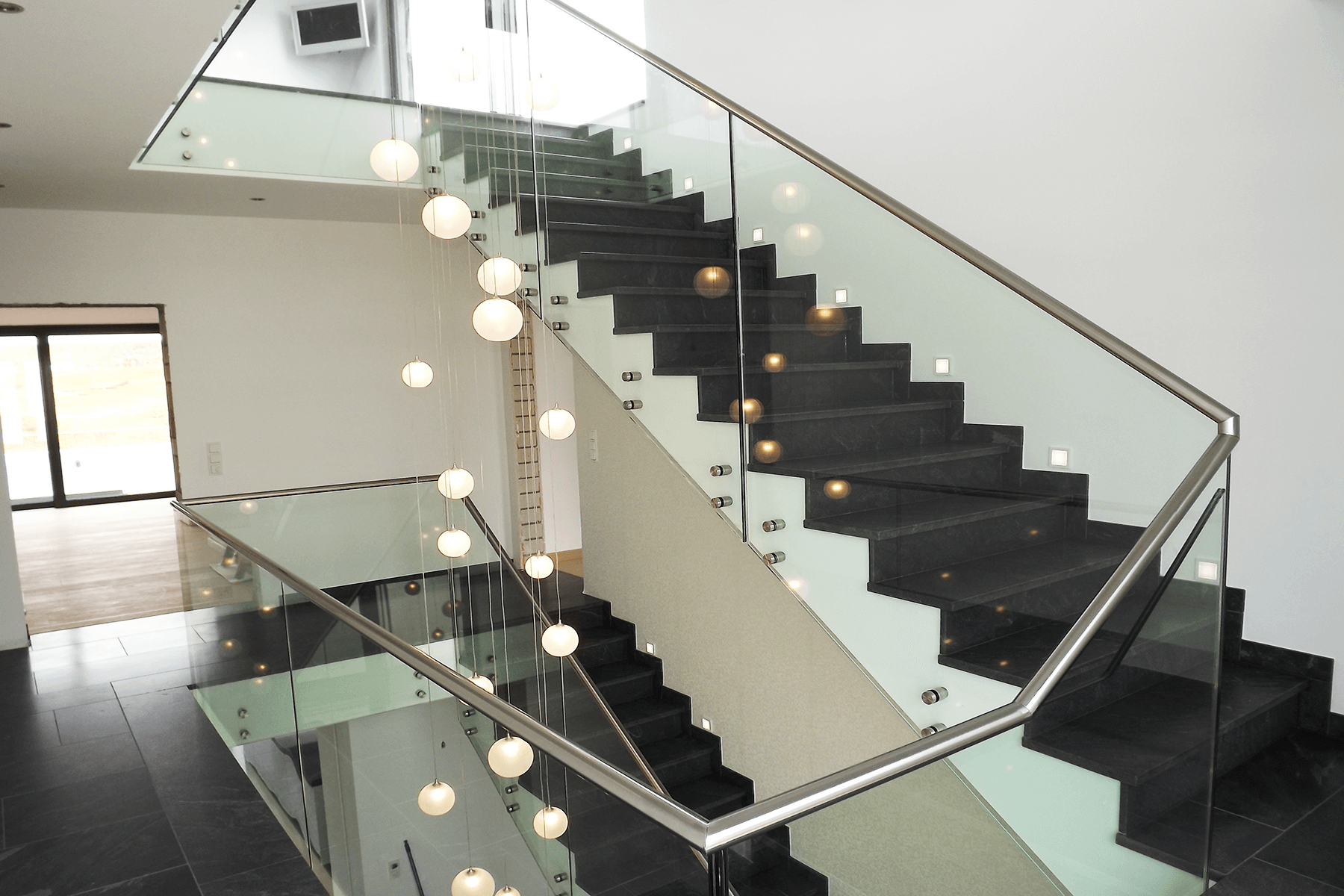 Glasreling als Absturzsicherung für Treppen zur Montage durch Punkthalter