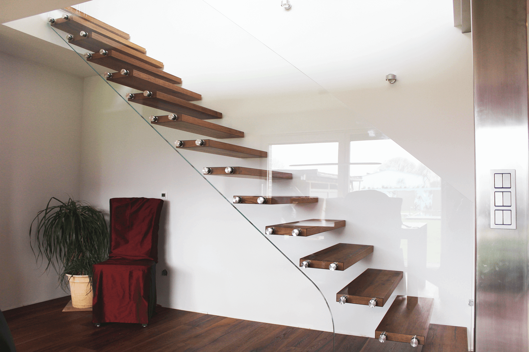 Glasreling SOLO, Absturzsicherung für eine Treppe mit rahmenloser Ganzglasoptik 