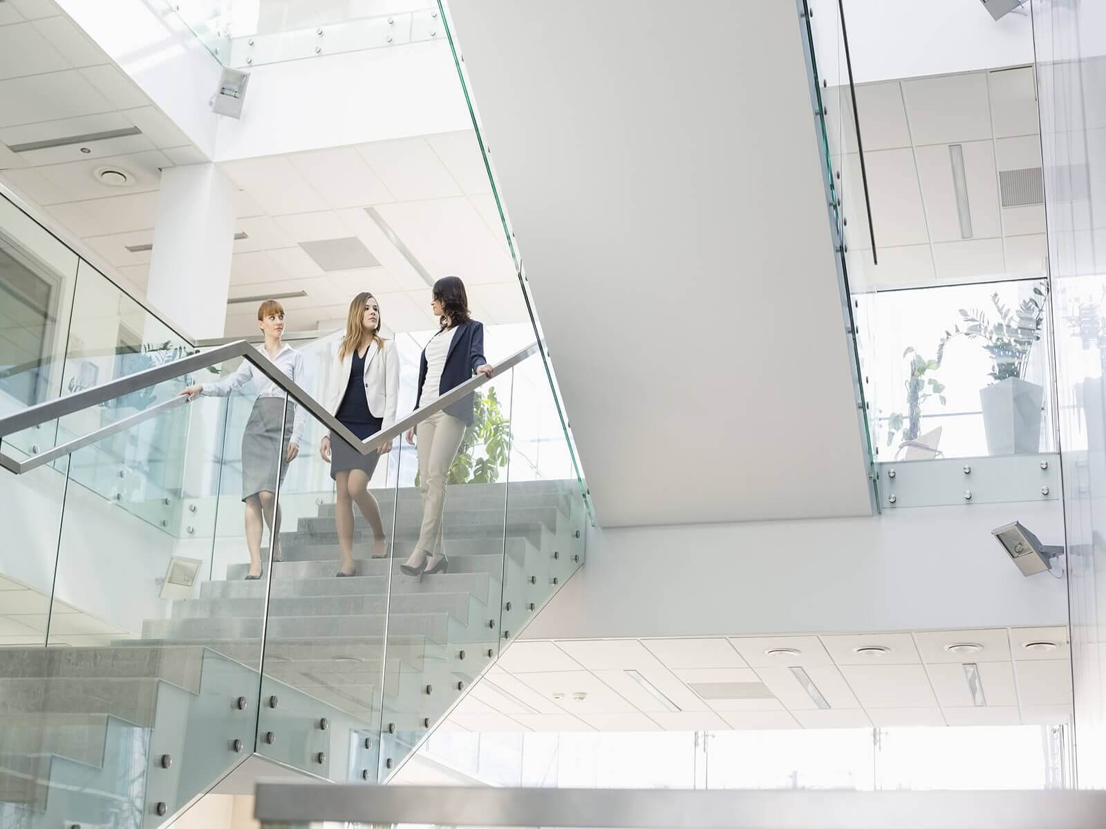 Rahmenloses Glasgeländer mit freiem Blick auf den Baukörper