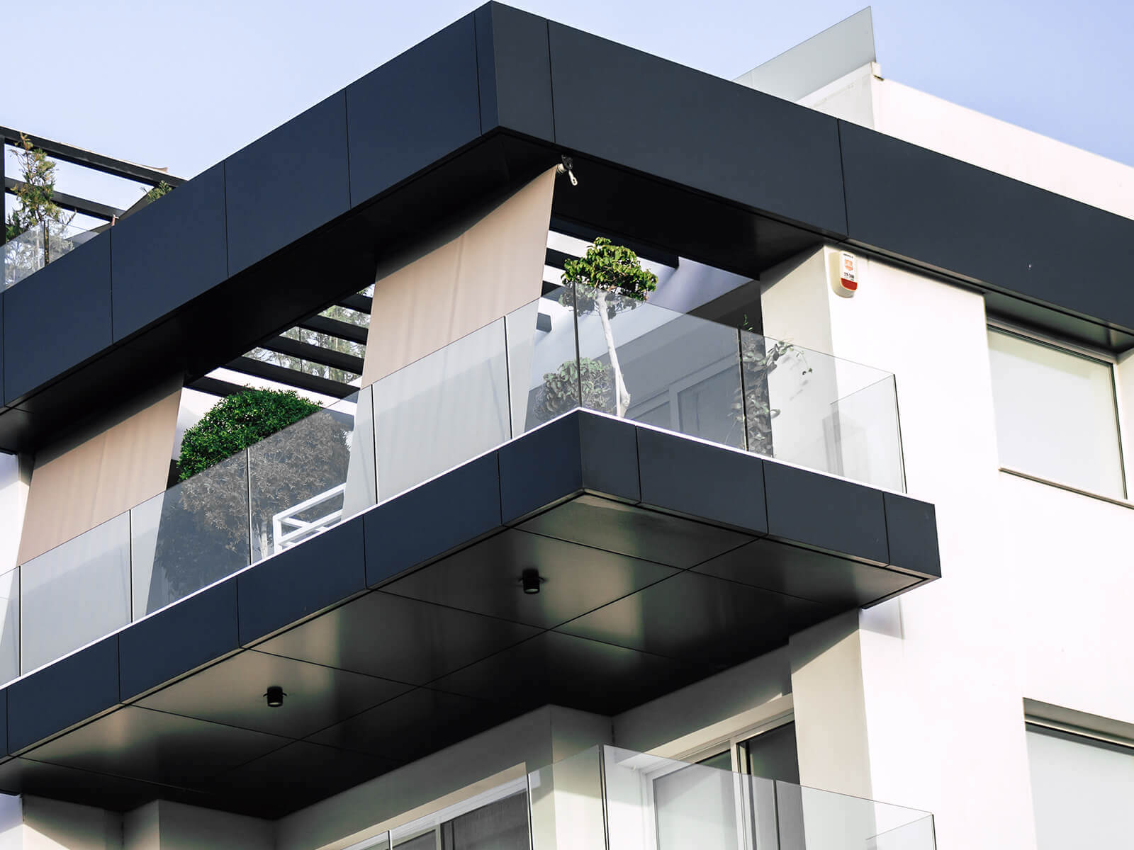 Glasgeländer Variante für Innen- & Außenbereiche als edle Absturzsicherung + AbP