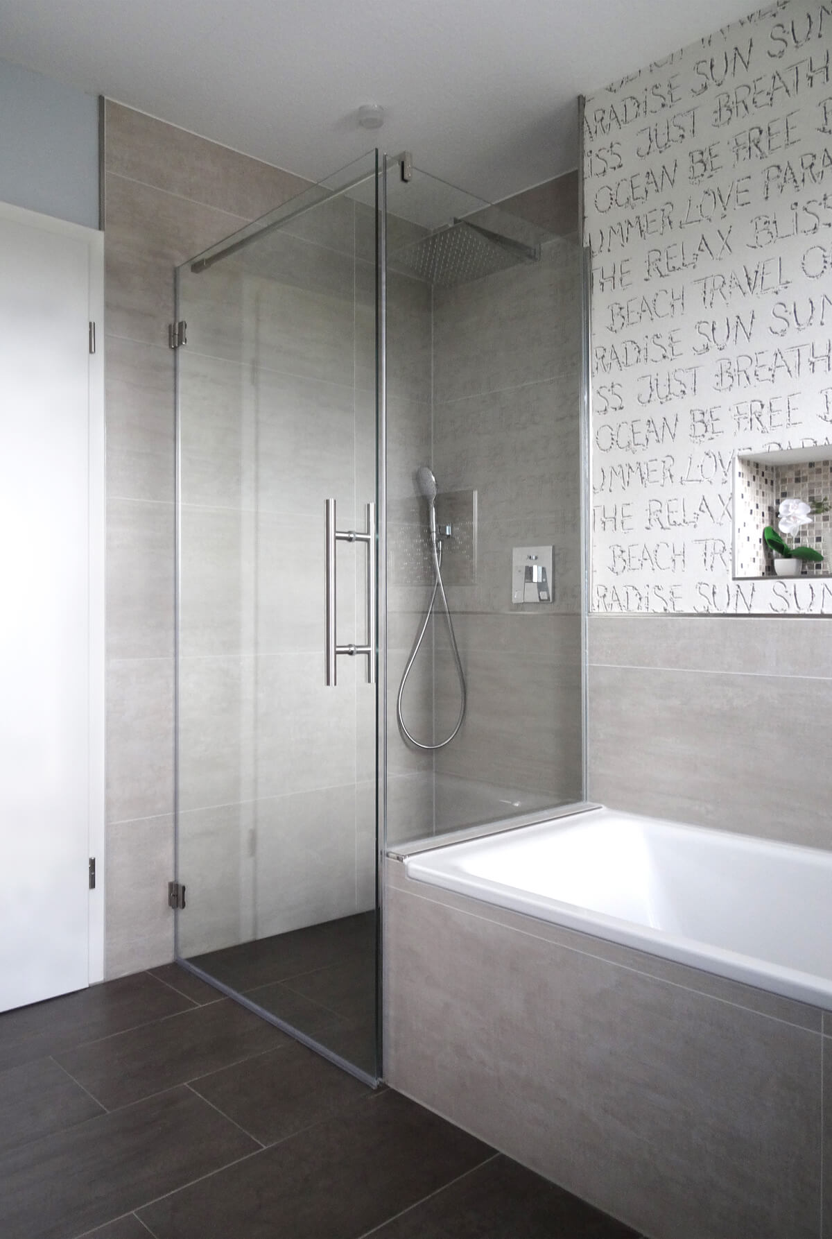 Badewanne an Dusche