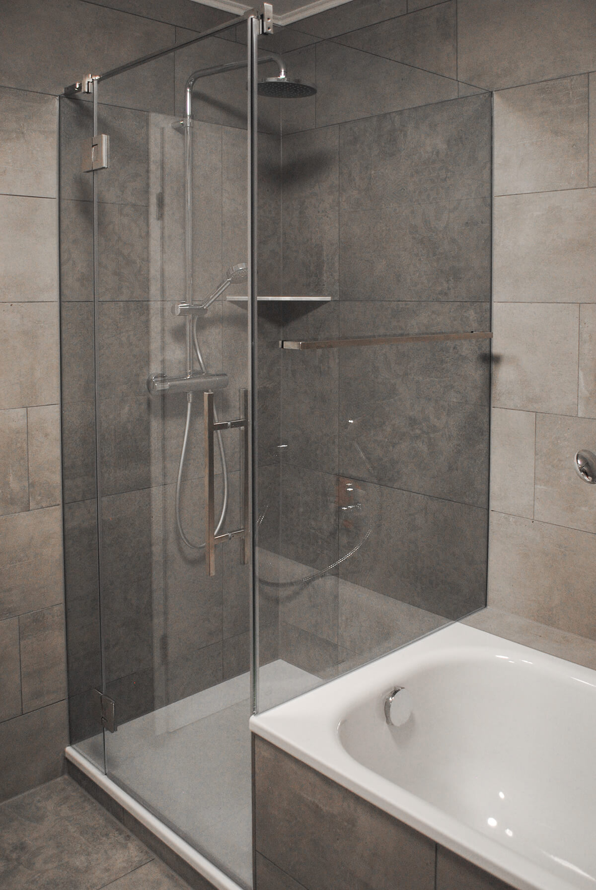 Badewanne an Dusche