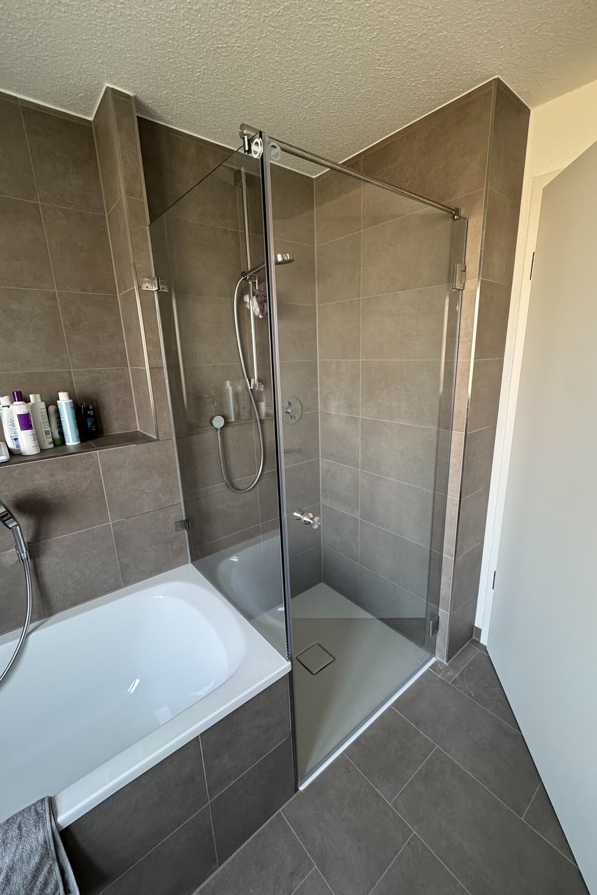 Badewanne an Dusche