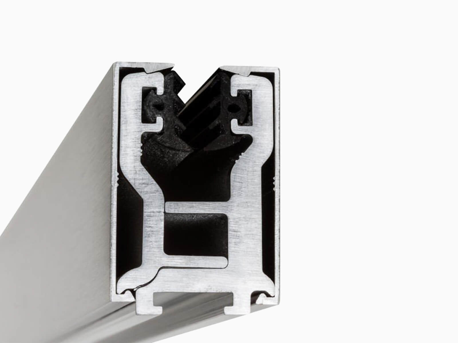 Klemmprofil als Wandbeschlag aus Aluminium in Hochglanz