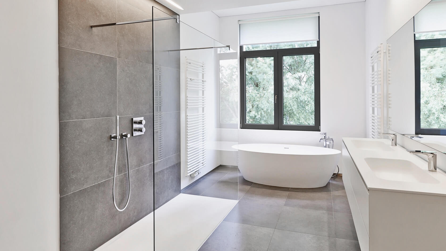 Barrierefreie Walk-in-Dusche bestehend aus einer Glaswand 