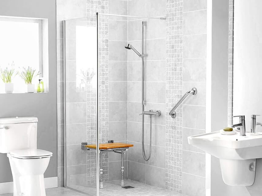 Behindertengerrechte Walk-in-Dusche mit Sitz und Haltegriffen