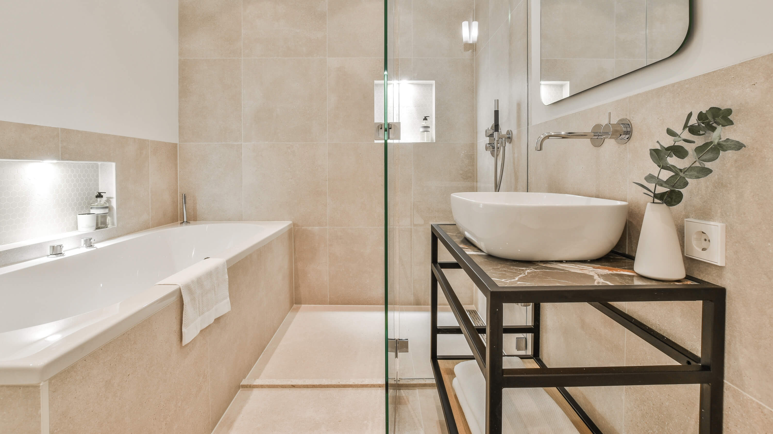 Modernes Badezimmer mit wegklappbarer Dusche