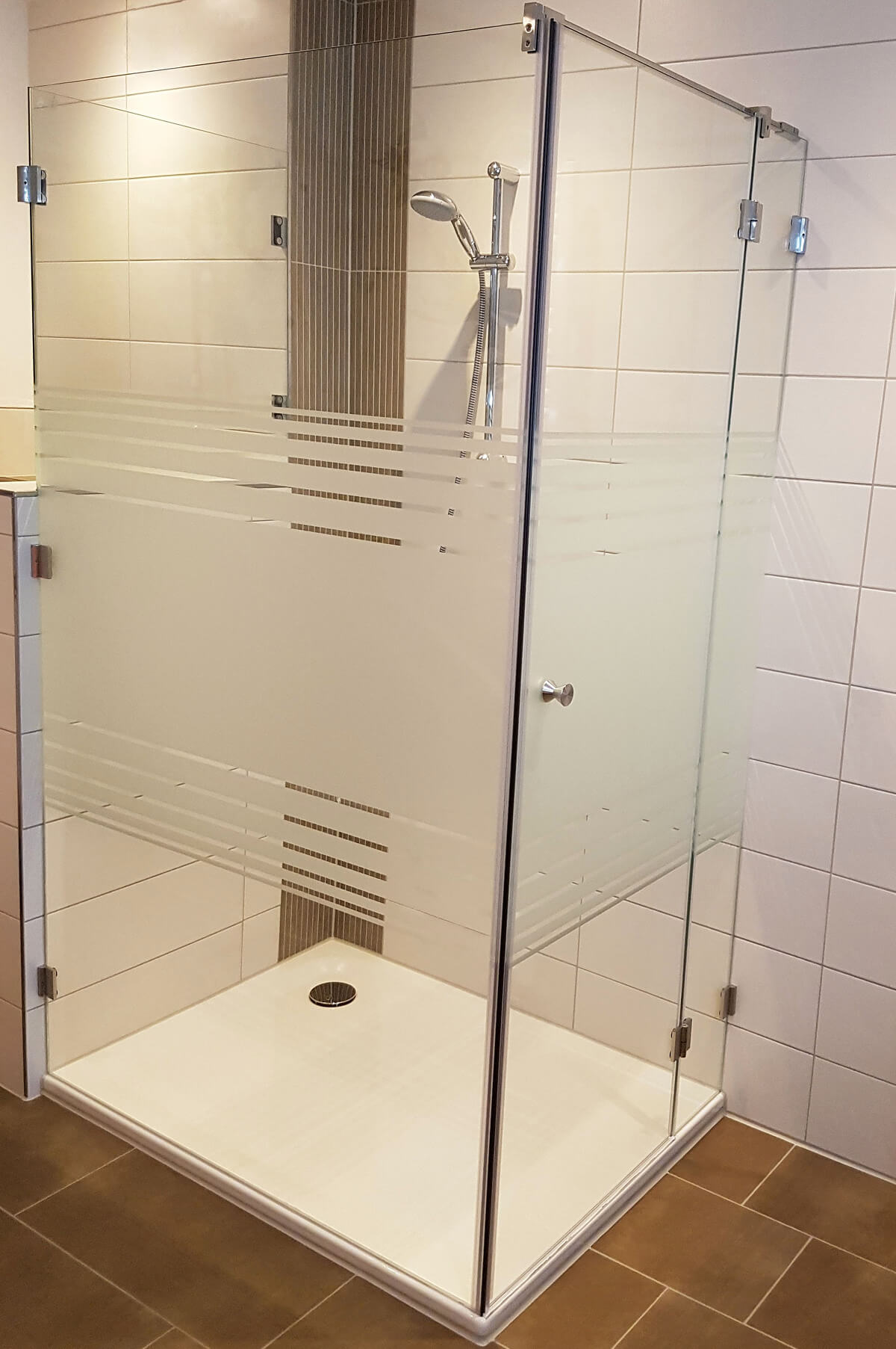 Eingebaute U-Dusche in einem Badezimmer