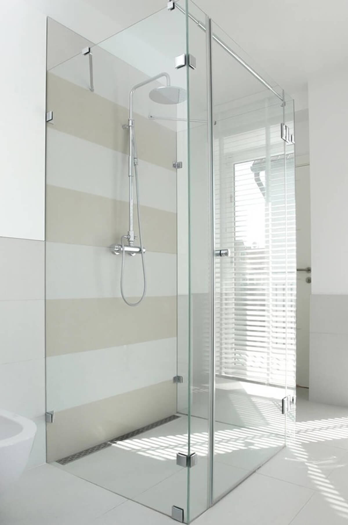 Eingebaute U-Dusche in einem Badezimmer