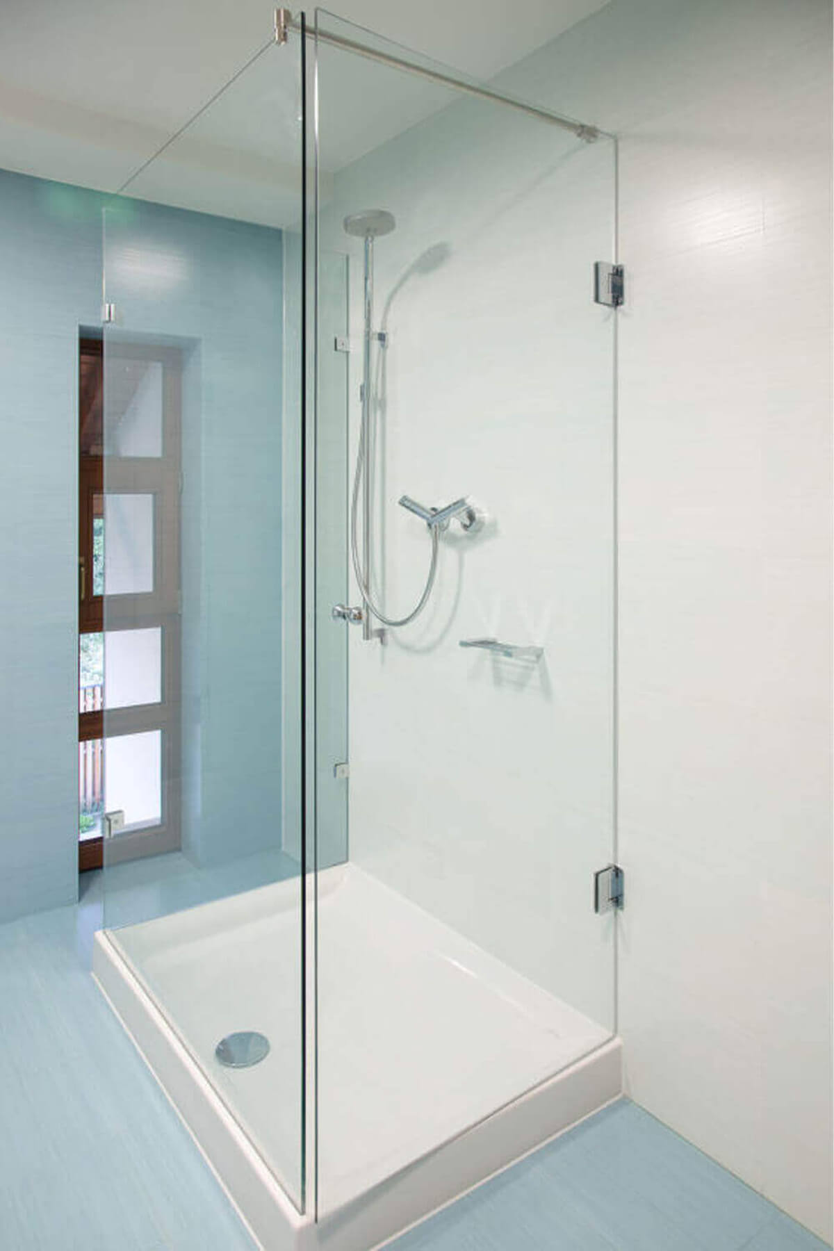 Eingebaute U-Dusche in einem Badezimmer