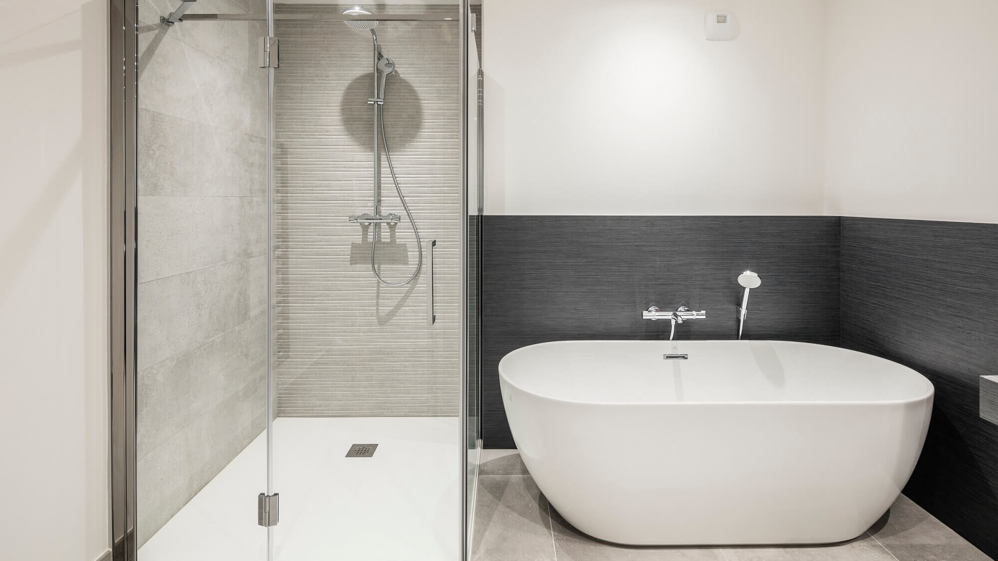 Eckdusche links von der Badewanne in modernem Badezimmer