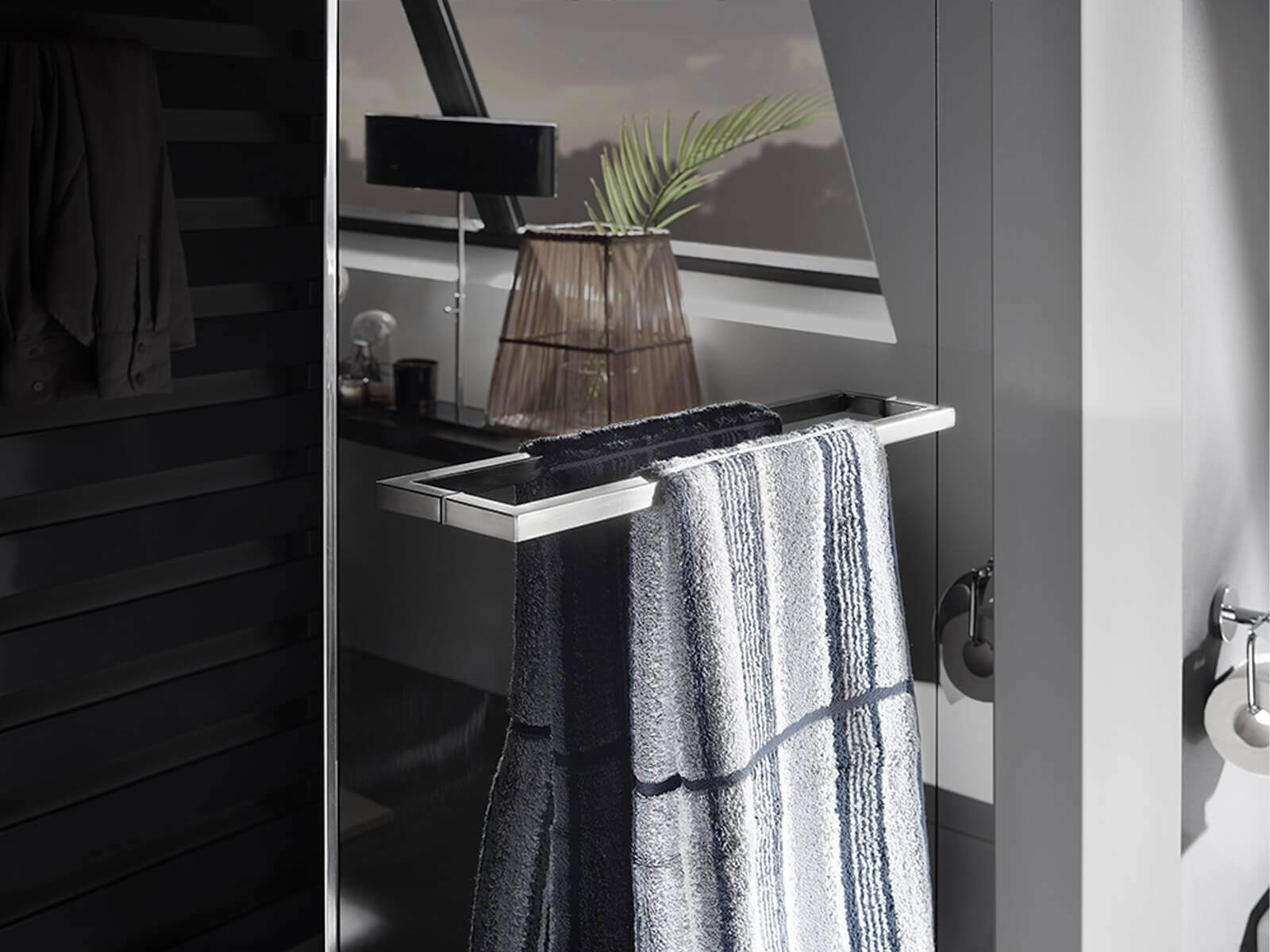 eckiger-handtuchhalter-aus-mattem-edelstahl-mit-handtuch-an-dunkelgrauer-duschwand