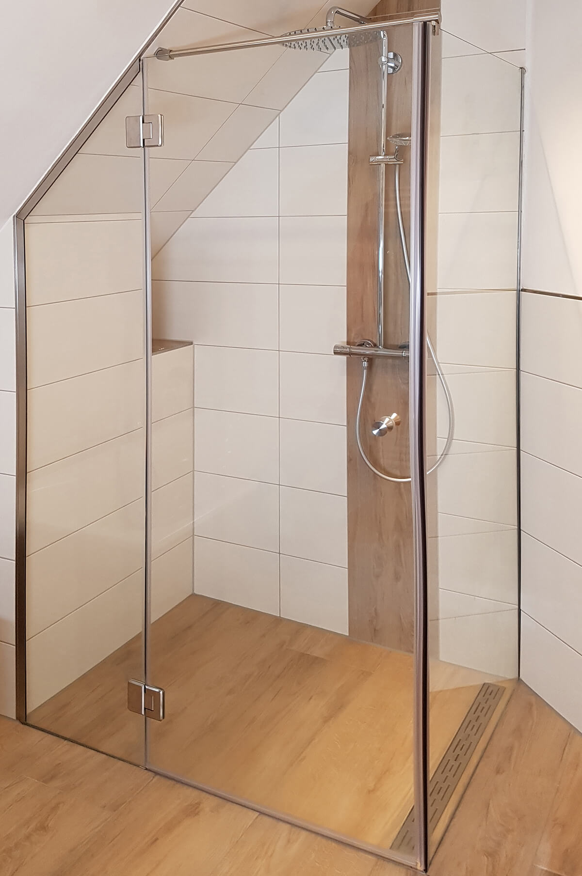 Eingebaute Eckdusche