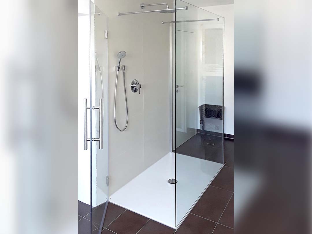 U-Dusche mit drei Seiten an gefliester Wand 