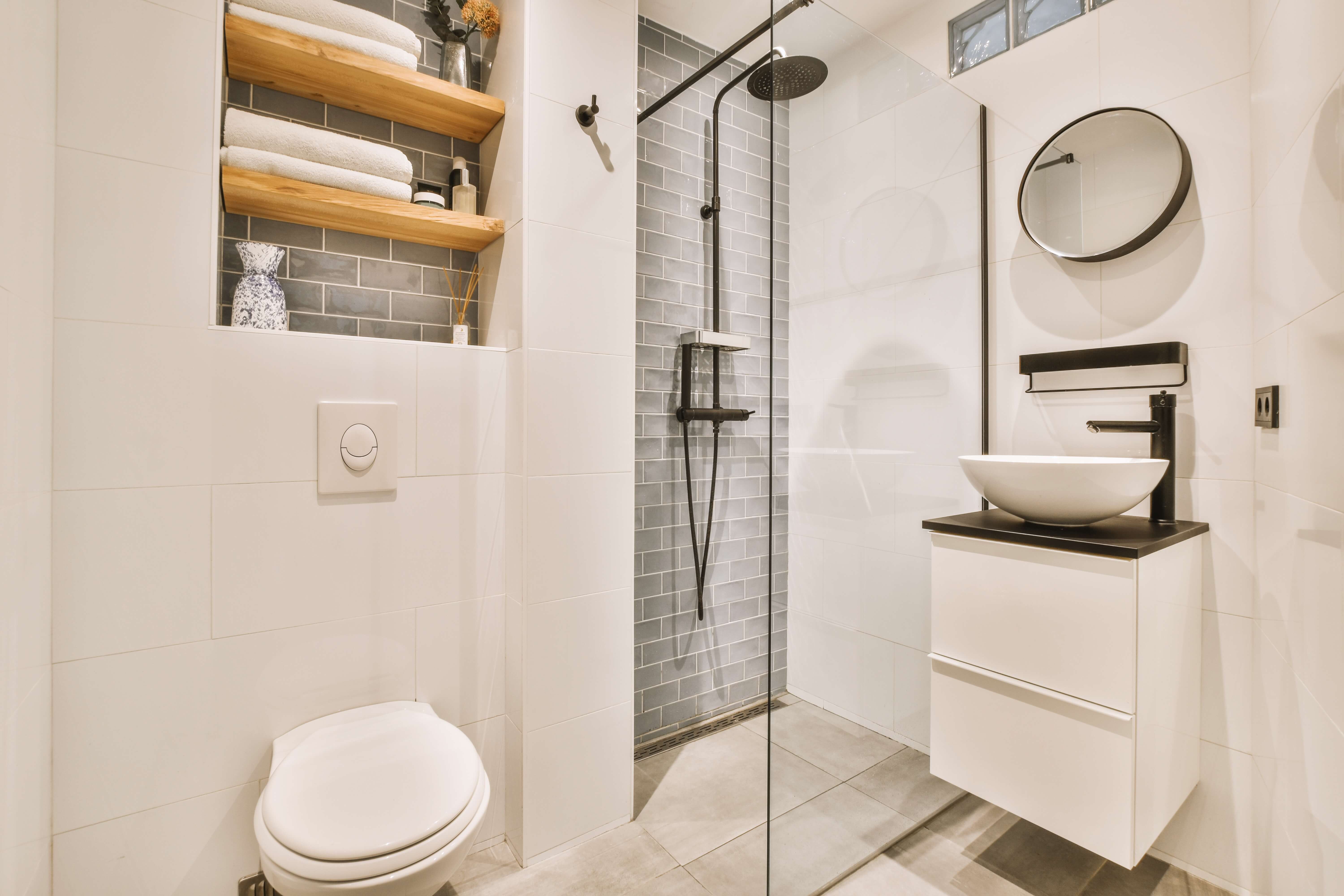 Kleines Badzimmer mit Waschbecken Spiegel und Dusche