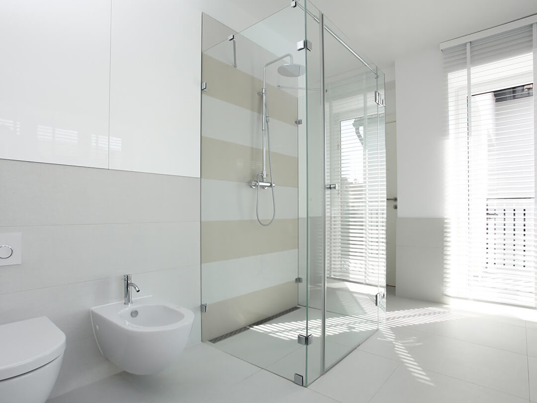 U-Dusche mit drei Seiten an gefliester Wand als Highlight des Bads