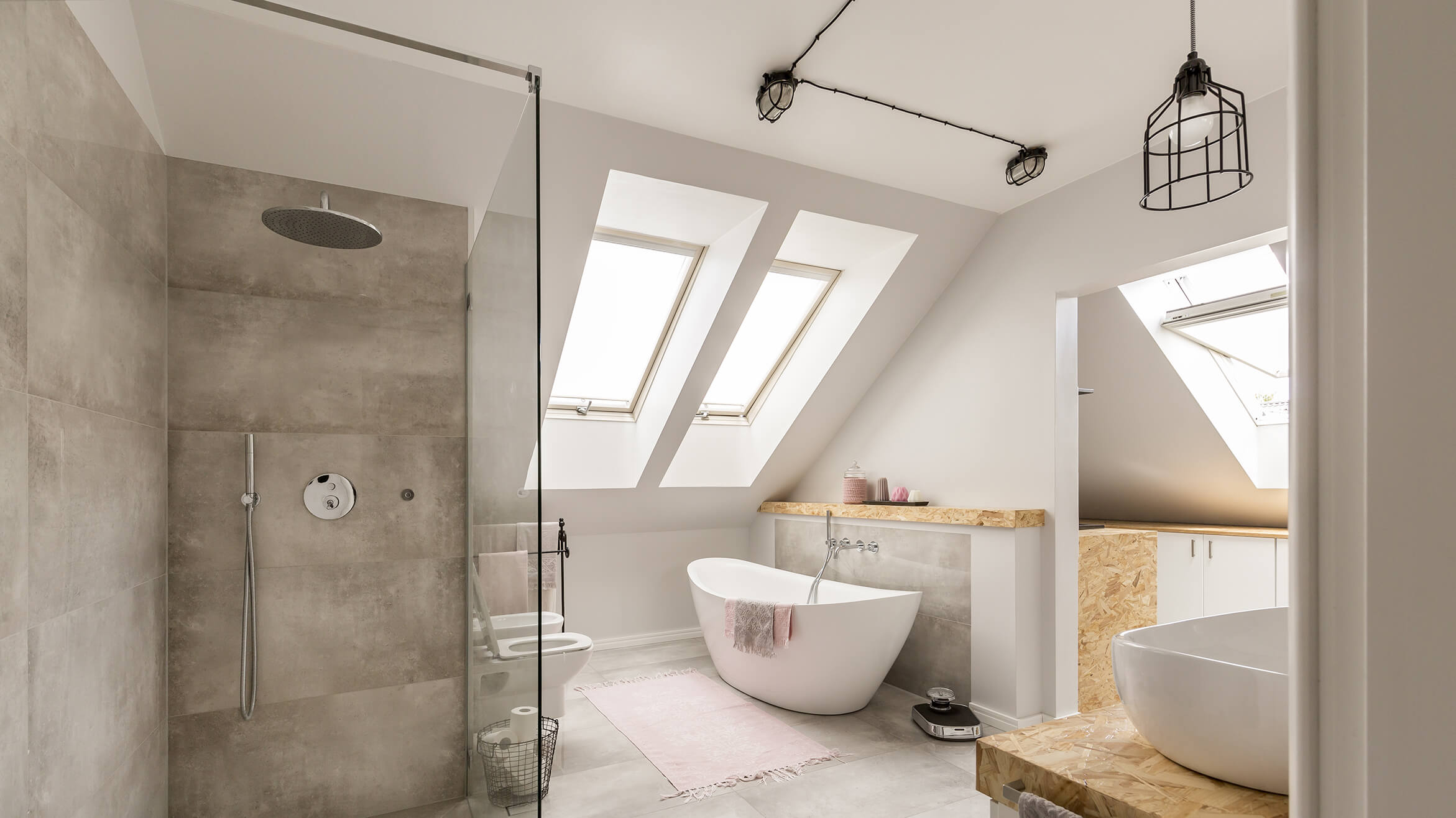 Walk-in-Dusche bodeneben mit einem Glaselement an der Wand befestigt