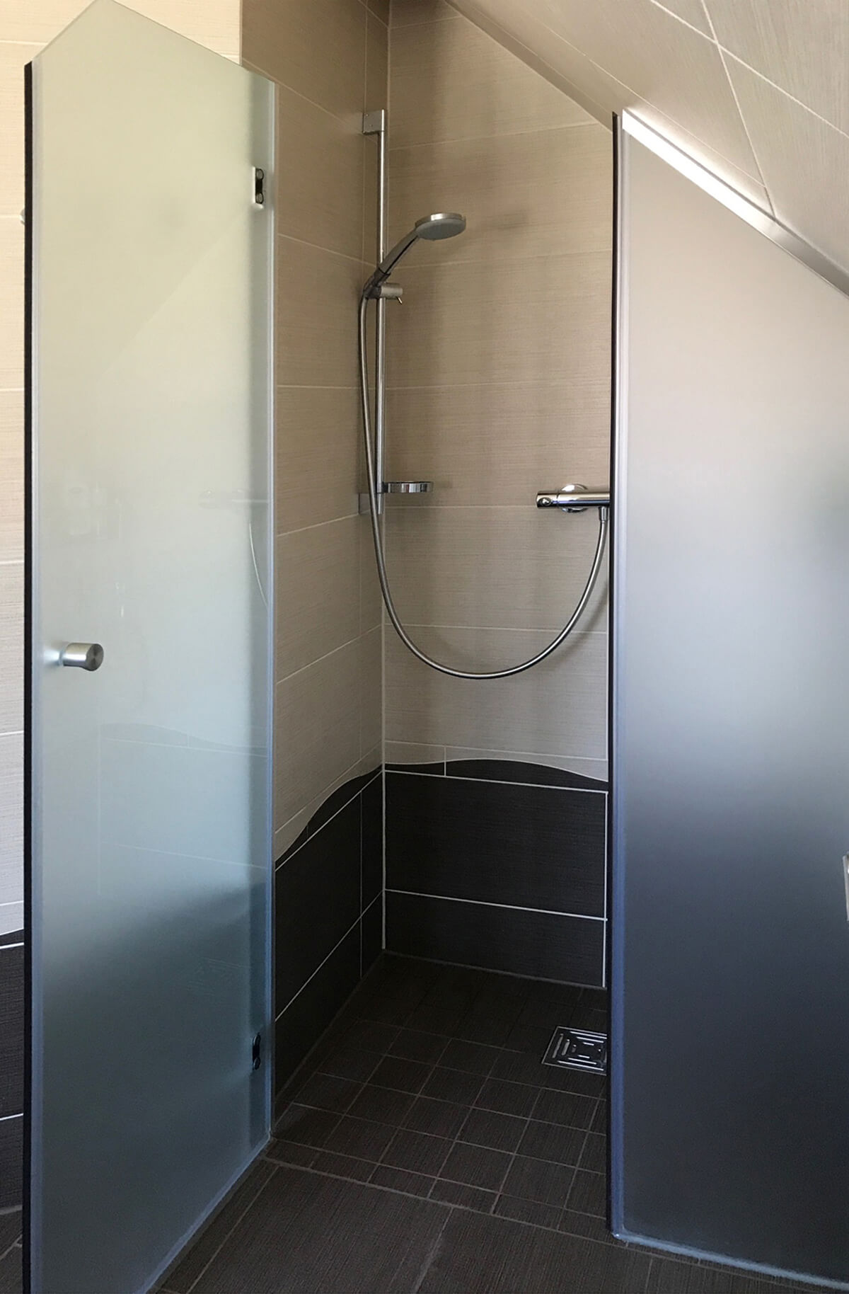 Eingebaute Nischendusche