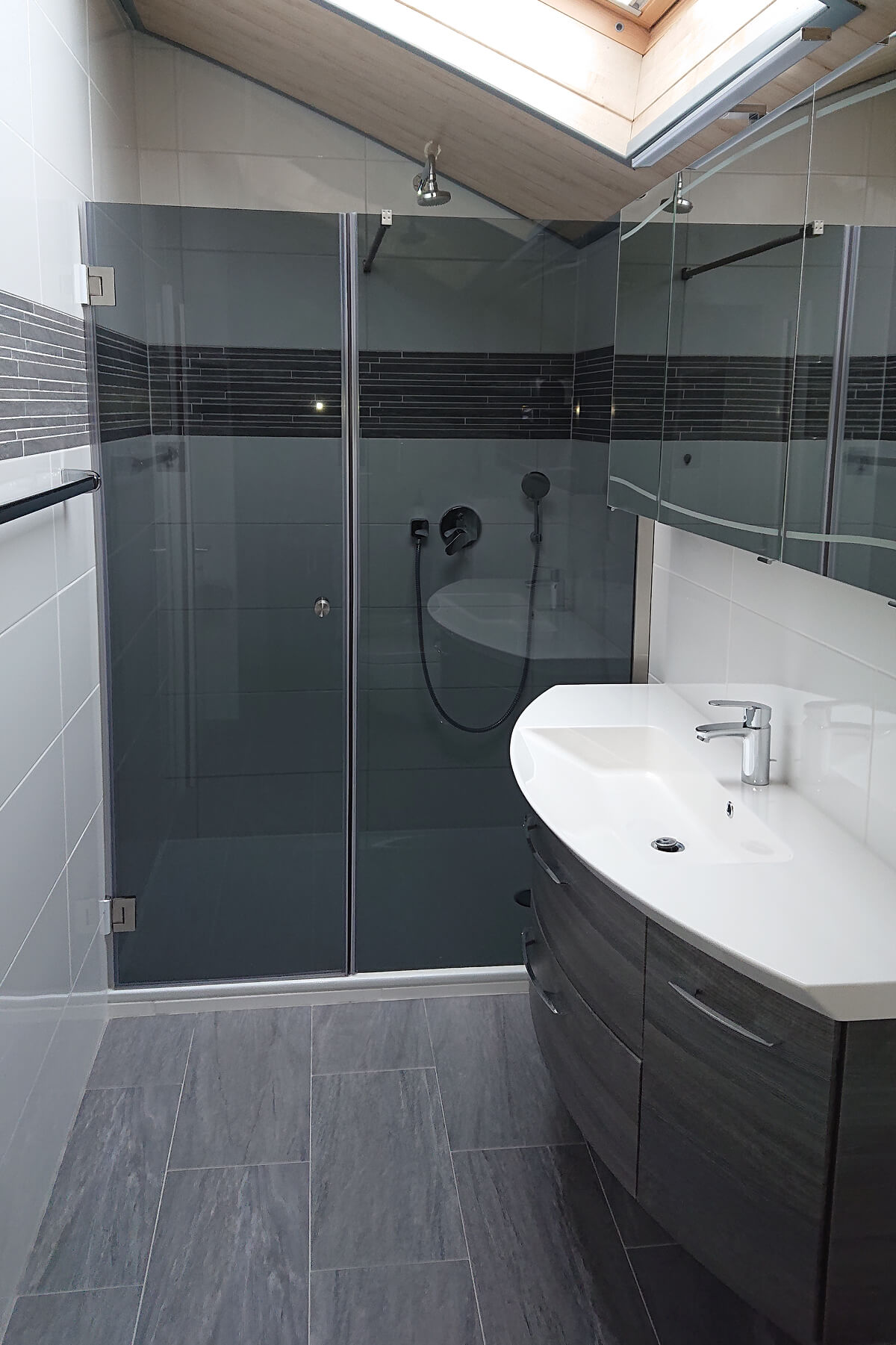 Eingebaute Nischendusche