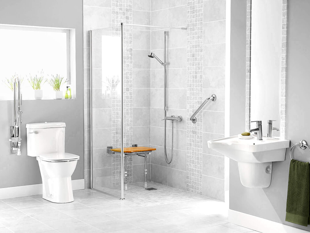Behindertengerrechte Walk-in-Dusche mit Sitz und Haltegriffen