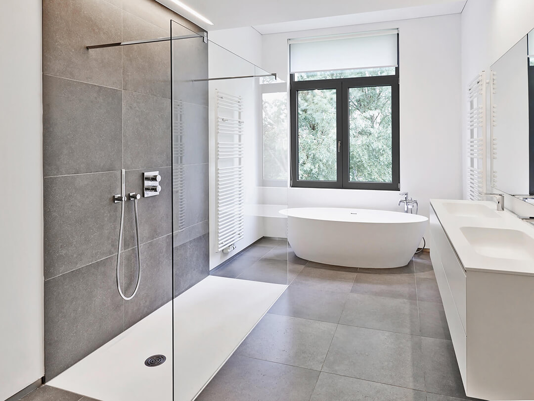 Walk-in-Dusche mit zwei eckigen Stabistangen in modernem Badezimmer