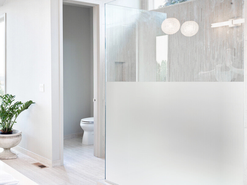 modernes-badezimmer-mit-weissen-fliesen-und-satinierter-glasdusche