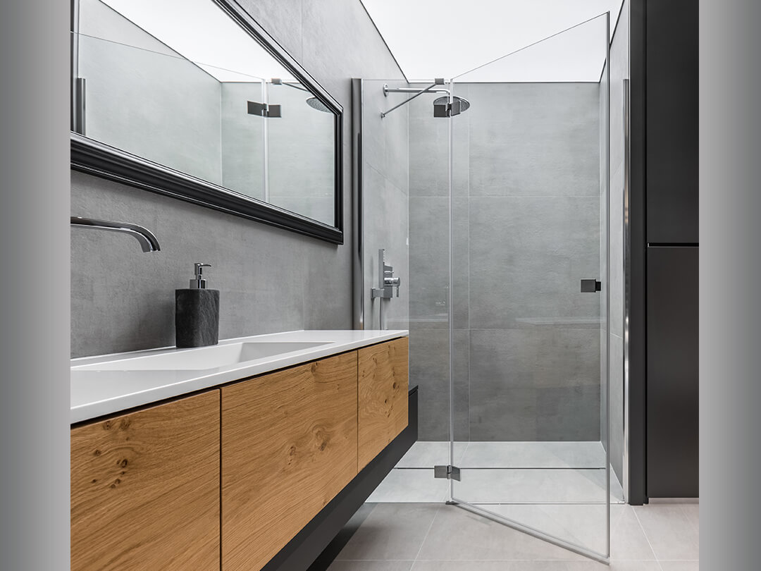 Nischendusche aus 8mm Klarglas mit einer großen Tür als Ecklösung im Badezimmer 