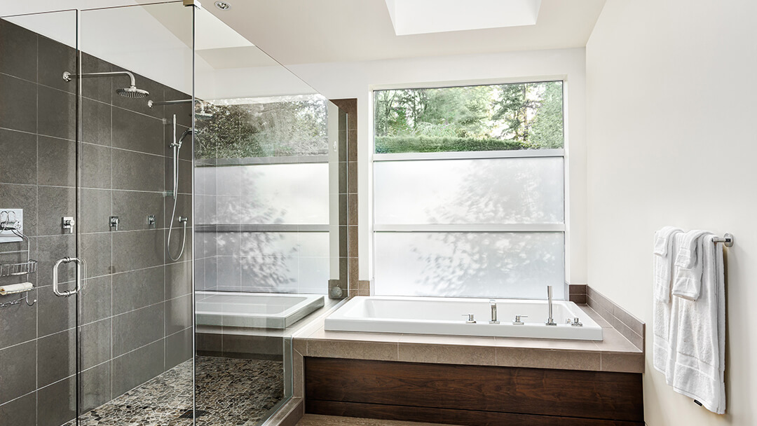 U-Dusche als Klarglass als Eckeinbau vor Fenster