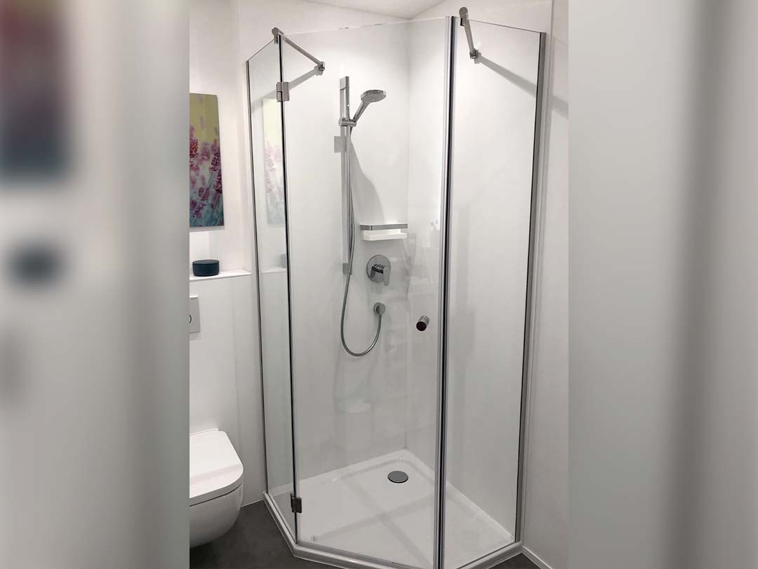 Fünfeckdusche mit drei Glaselementen